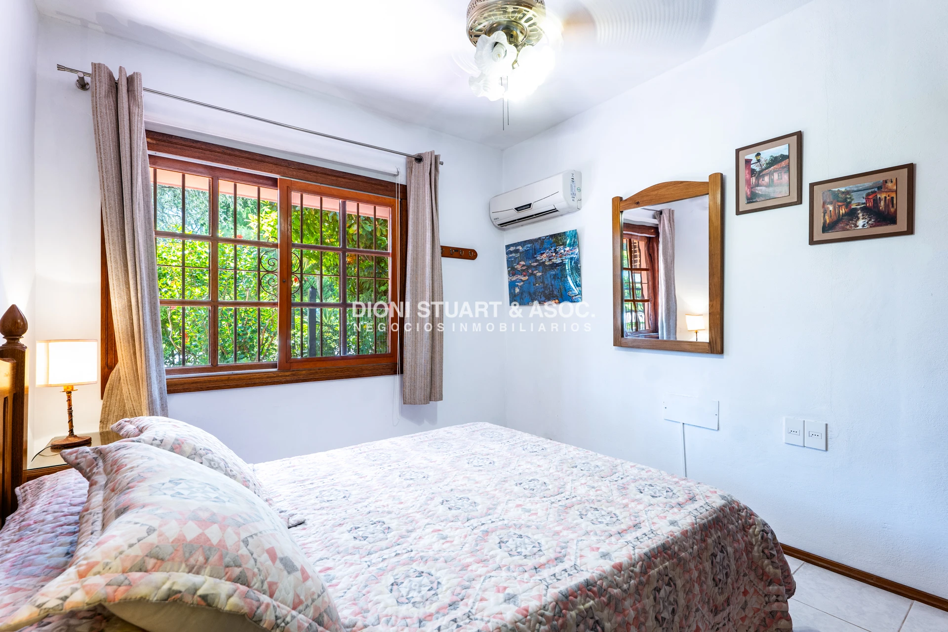 Casa ID.908 - CASA EN VENTA EN PLAYA MANSA CON 5 DORMITORIOS - RECICLADA - CON PISCINA
