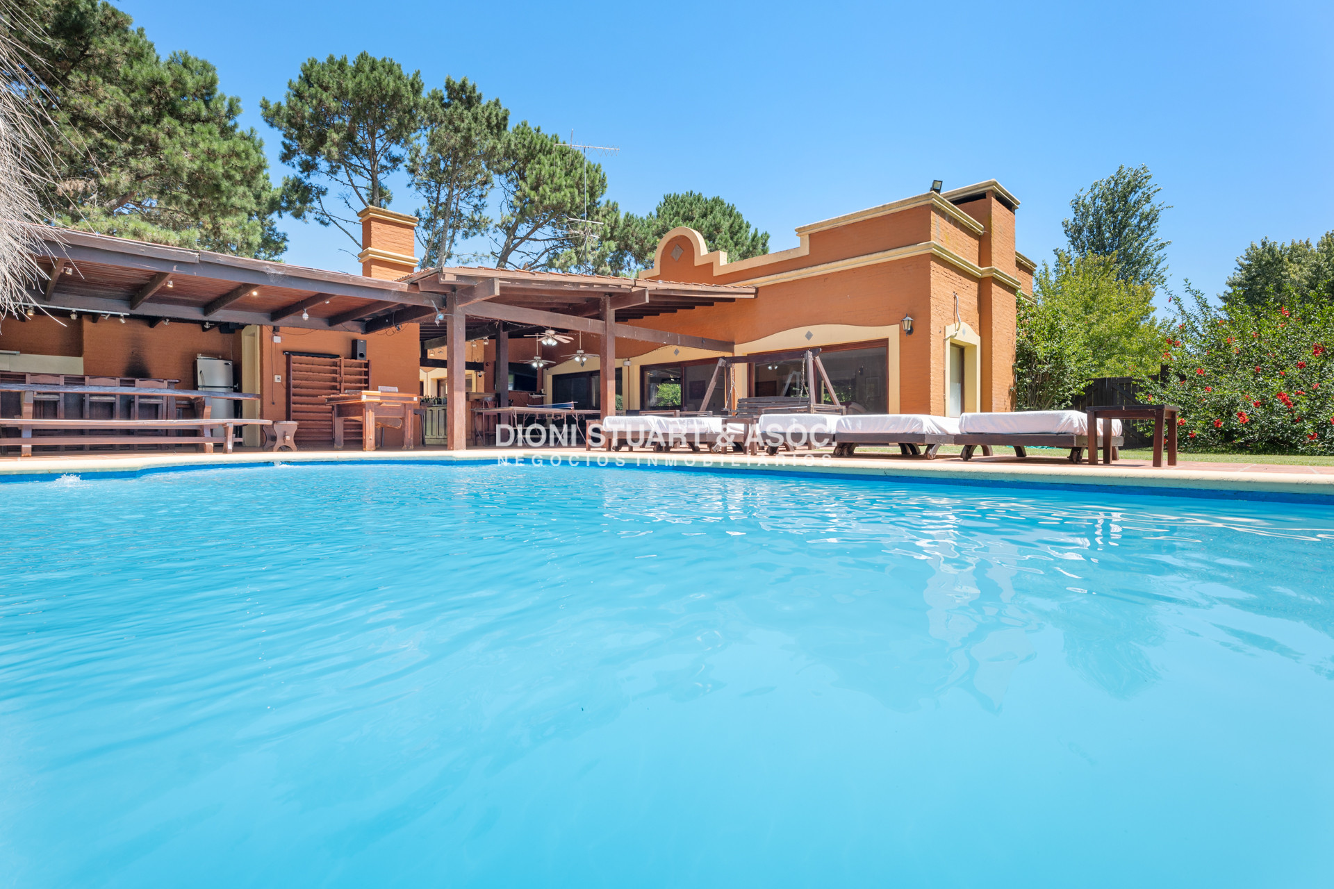Casa ID.614 - CASA EN PINARES EN VENTA 5 DORMITORIOS EN SUITE CON PISCINA