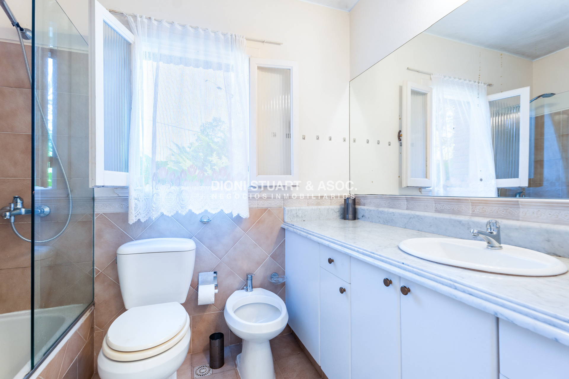 Casa ID.901 - CASA EN VENTA EN  EL GOLF CON 4 DORMITORIOS EN SUITE + DEP. - BARBACOA Y SAUNA - INCREIBLE