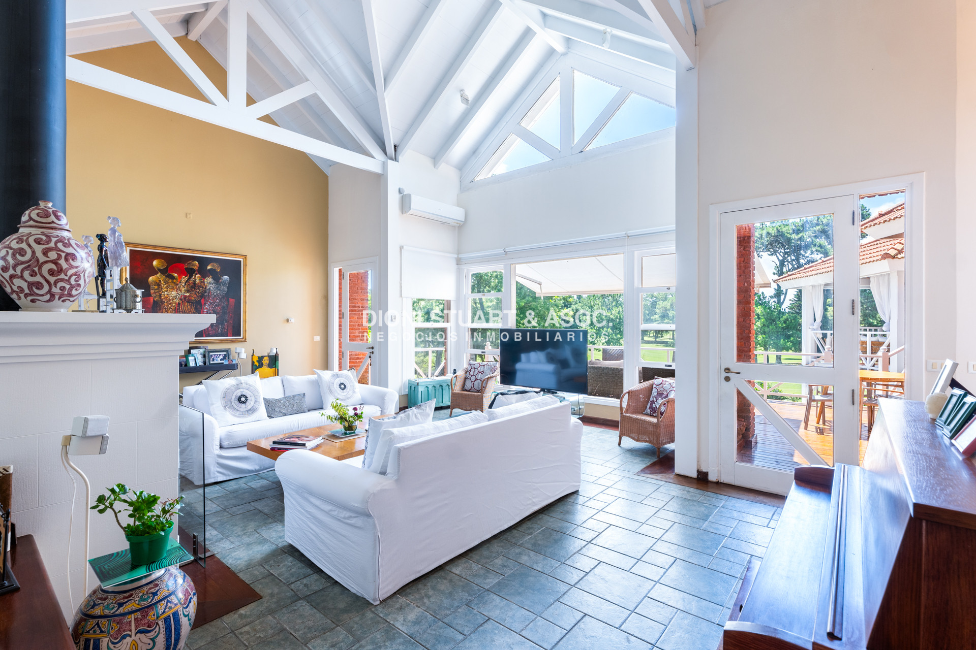 Casa ID.901 - CASA EN VENTA EN  EL GOLF CON 4 DORMITORIOS EN SUITE + DEP. - BARBACOA Y SAUNA - INCREIBLE