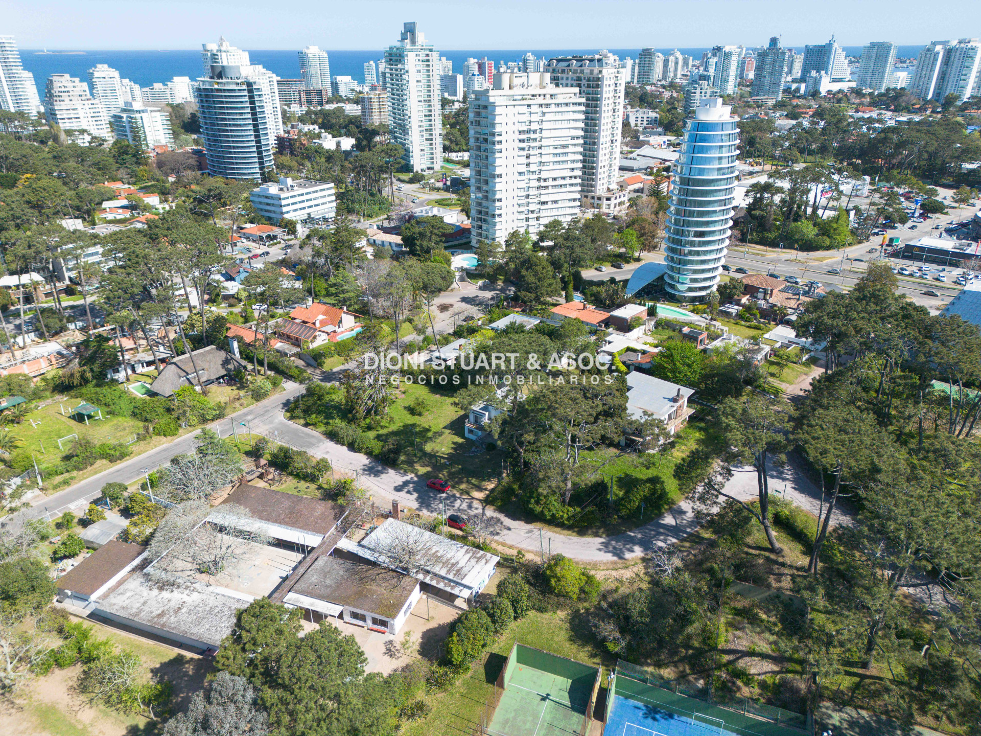 Casa ID.785 - CASA EN VENTA DE 5 DORMITORIOS CERCA DEL SHOPPING