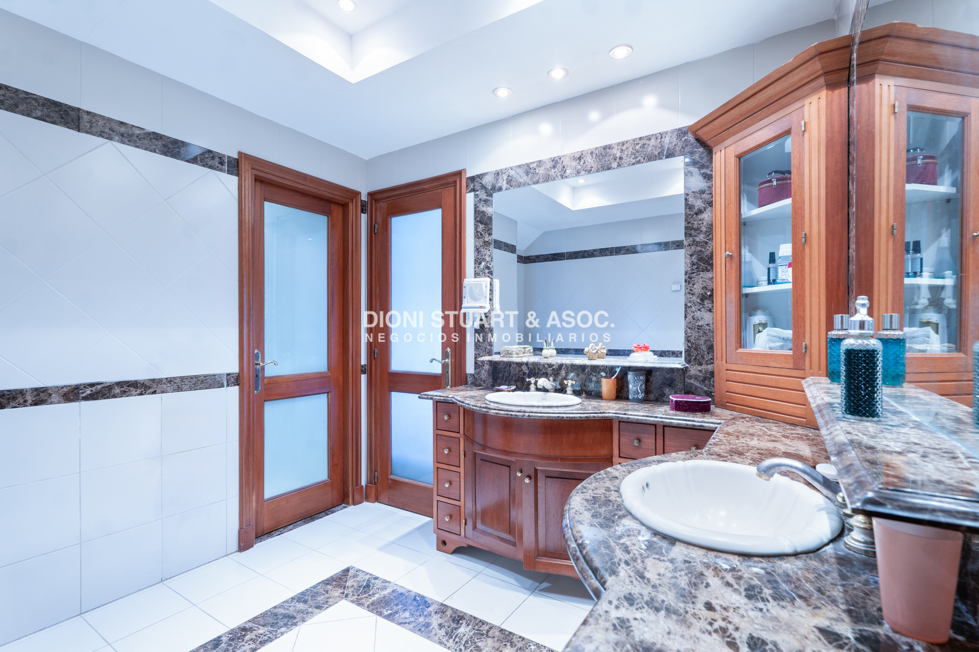 Casa ID.1057 - VENTA CASA 7 DORMITORIOS PLAYA MANSA A 1 CUADRA DEL MAR