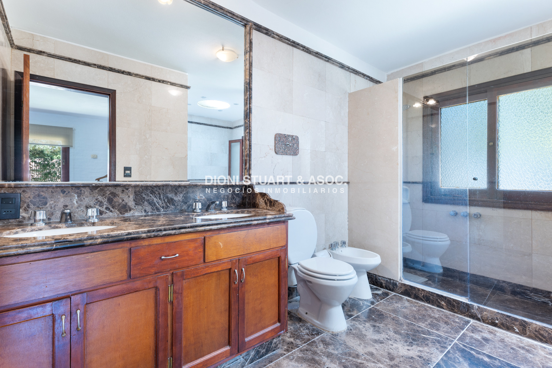 Casa ID.614 - CASA EN PINARES EN VENTA 5 DORMITORIOS EN SUITE CON PISCINA
