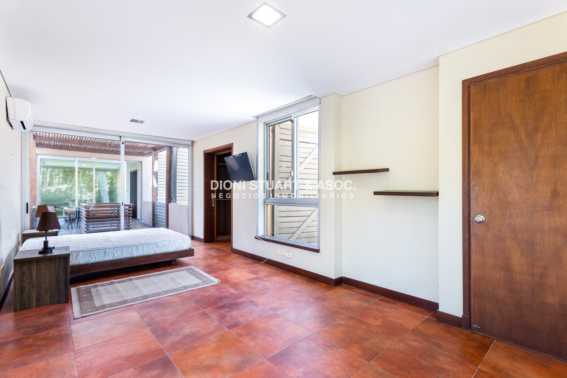 Casa ID.762 - CASA EN VENTA EN MONTOYA CERCA DEL MAR CON 5 DORMITORIOS - LA BARRA