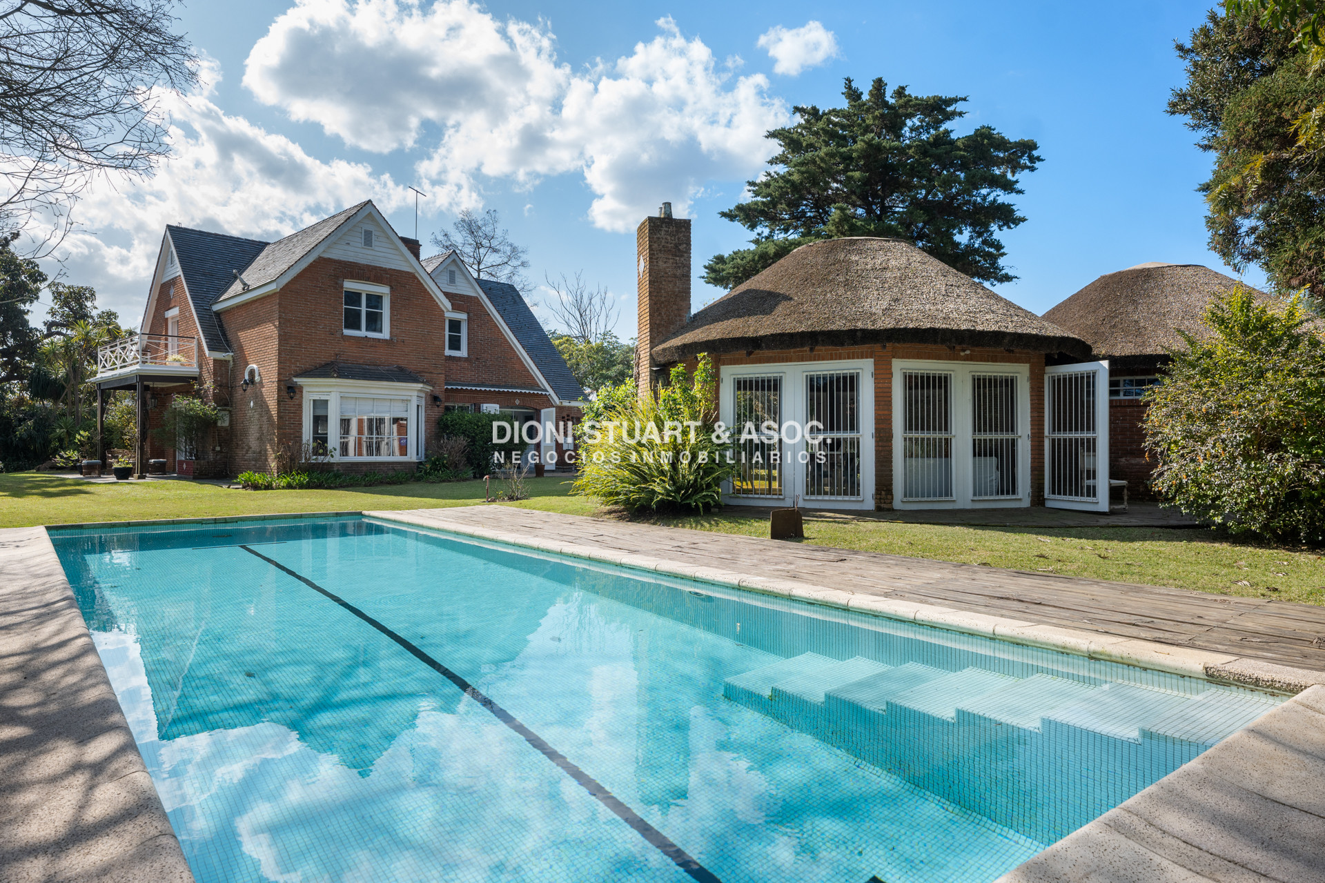 Casa ID.766 - CASA EN VENTA EN PLAYA MANSA CON PISCINA EXCELENTE CONSTRUCCIÓN