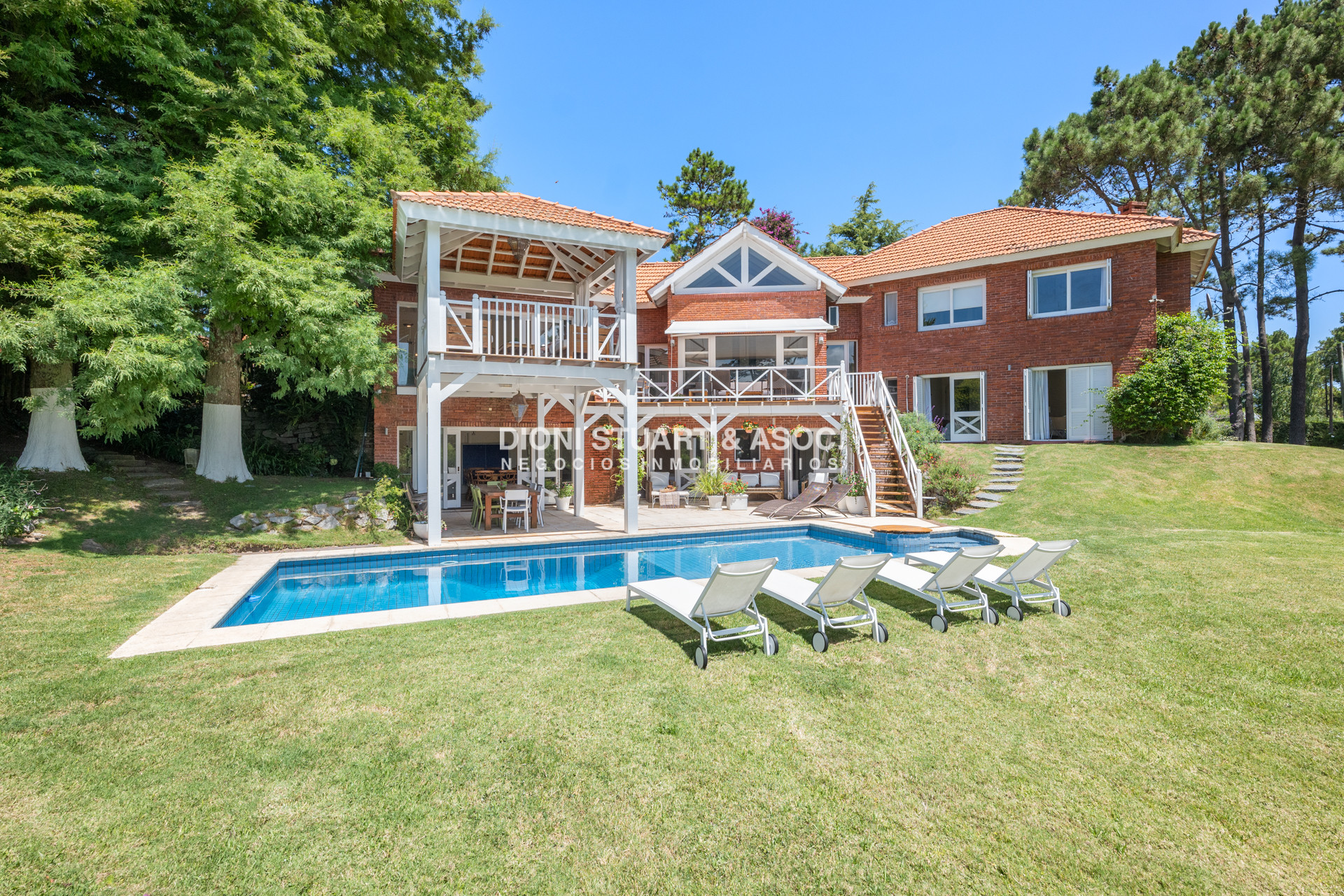 Casa ID.901 - CASA EN VENTA EN  EL GOLF CON 4 DORMITORIOS EN SUITE + DEP. - BARBACOA Y SAUNA - INCREIBLE