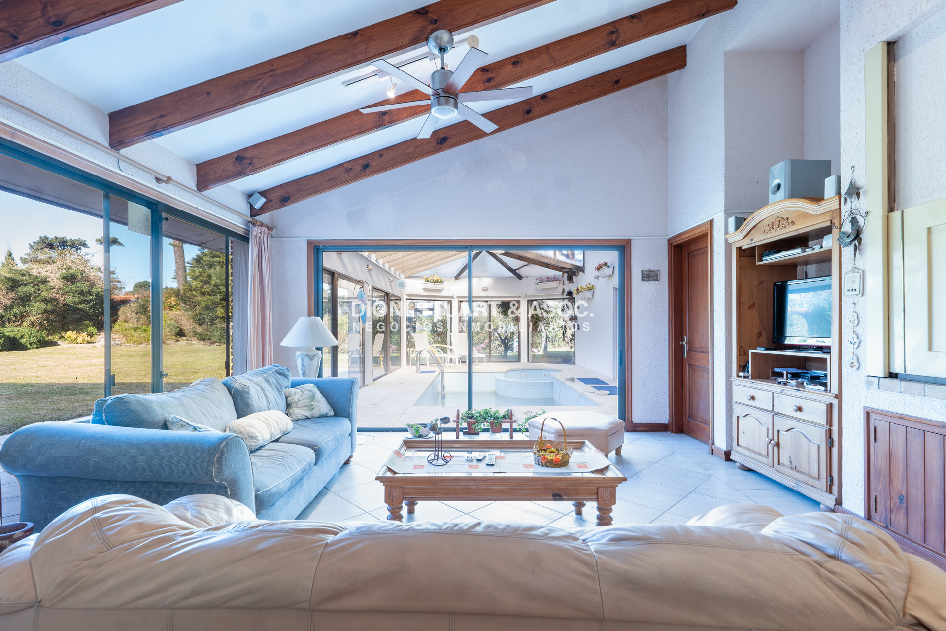 Casa ID.1057 - VENTA CASA 7 DORMITORIOS PLAYA MANSA A 1 CUADRA DEL MAR