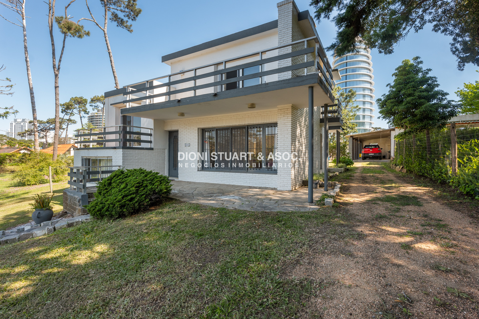 Casa ID.785 - CASA EN VENTA DE 5 DORMITORIOS CERCA DEL SHOPPING