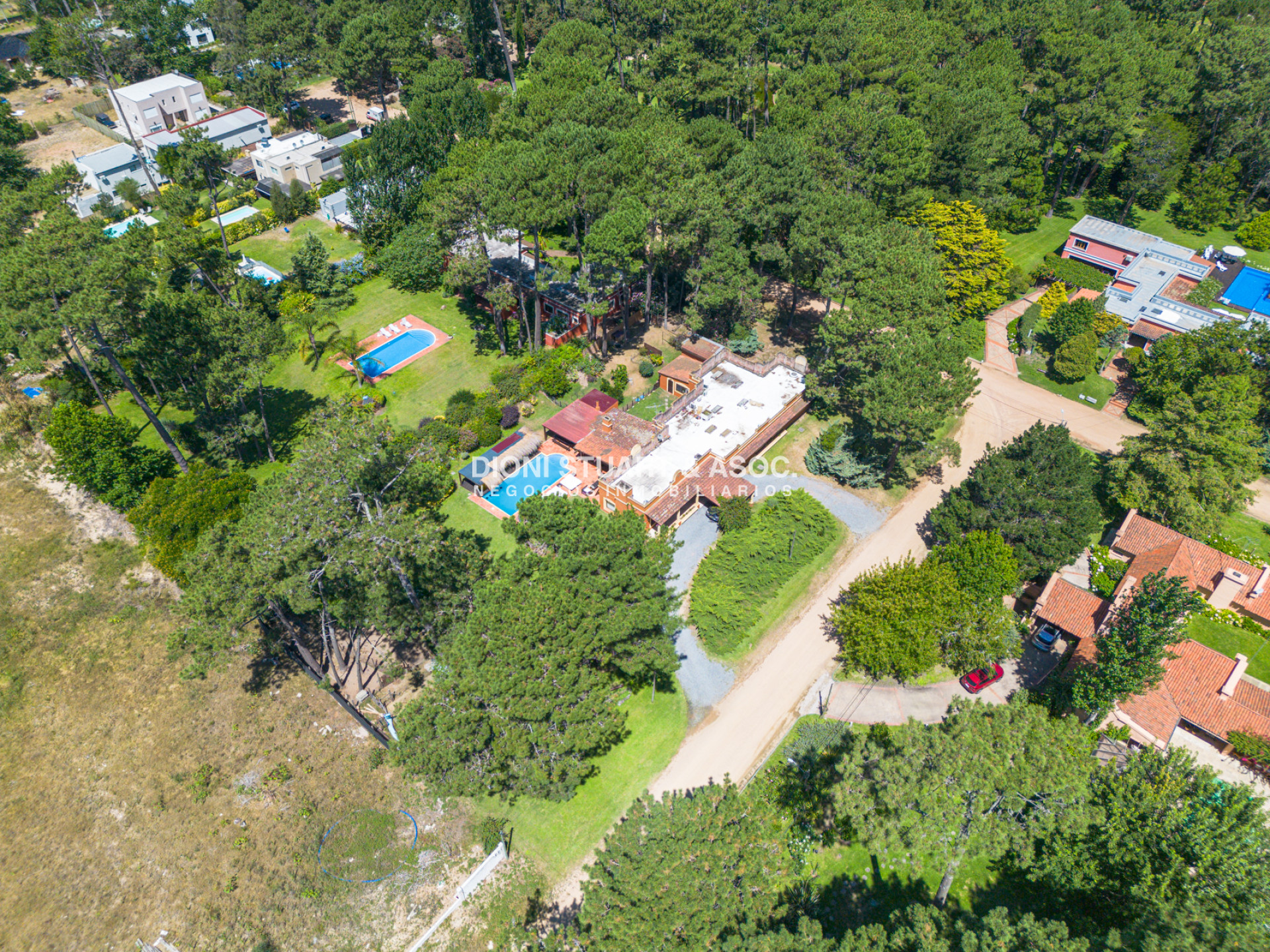 Casa ID.614 - CASA EN PINARES EN VENTA 5 DORMITORIOS EN SUITE CON PISCINA
