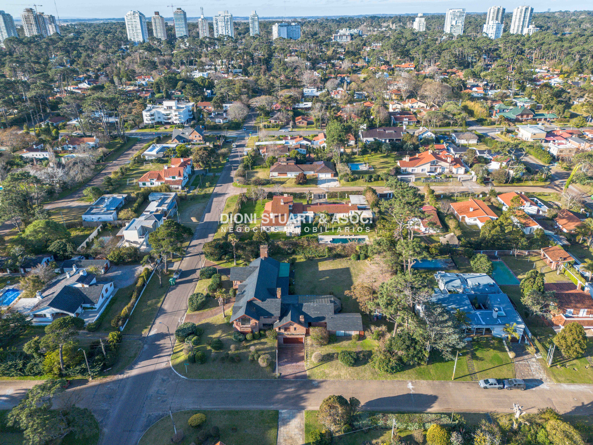 Casa ID.1057 - VENTA CASA 7 DORMITORIOS PLAYA MANSA A 1 CUADRA DEL MAR