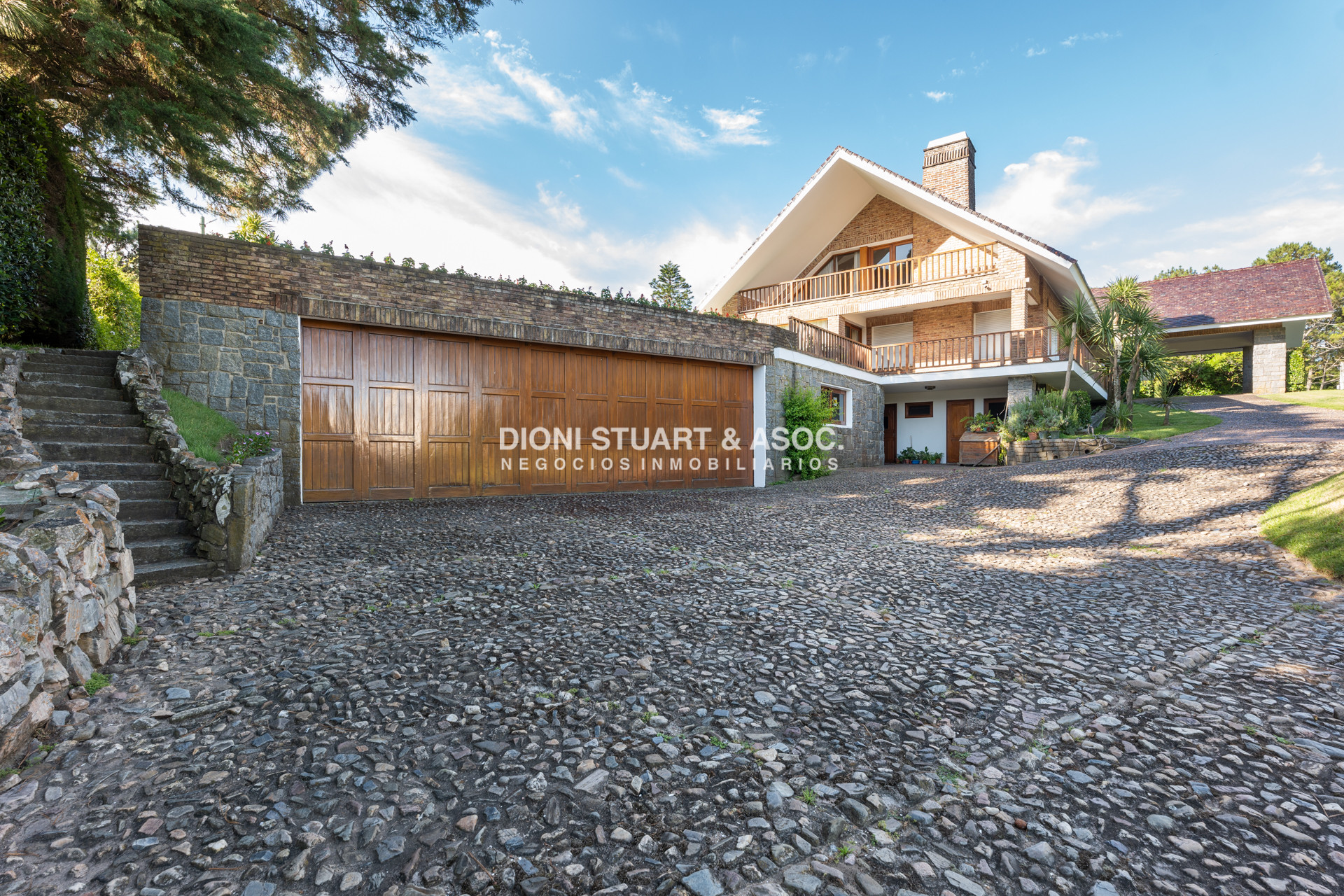 Casa ID.878 - CASA EN VENTA EN PINARES - SUPER TERRENO Y MEGA CONSTRUCCIÓN
