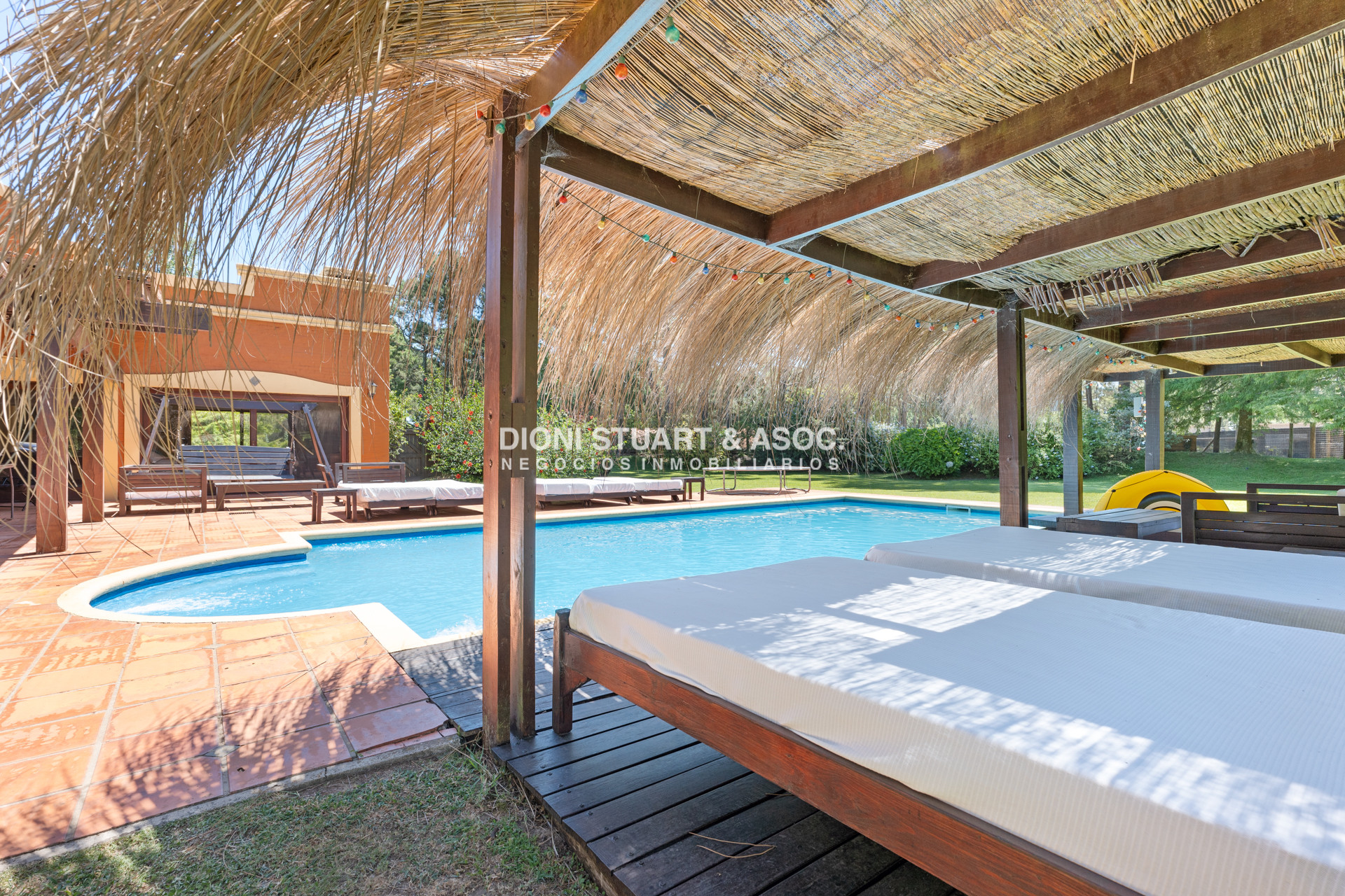 Casa ID.614 - CASA EN PINARES EN VENTA 5 DORMITORIOS EN SUITE CON PISCINA