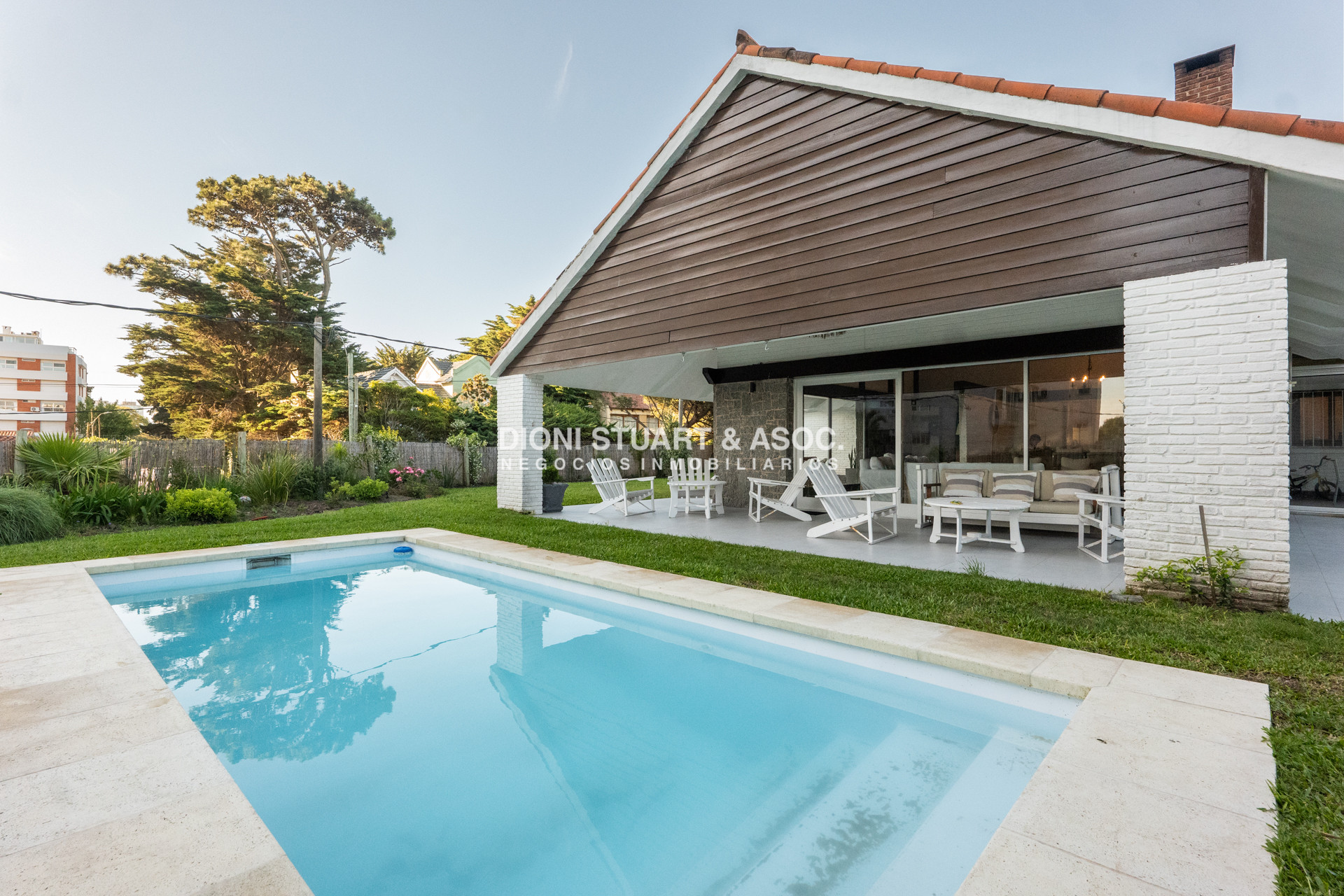 Casa ID.828 - CASA EN ALQUILER CON 5 DORMITORIOS FRENTE AL MAR CON PISCINA - IMPONENTE