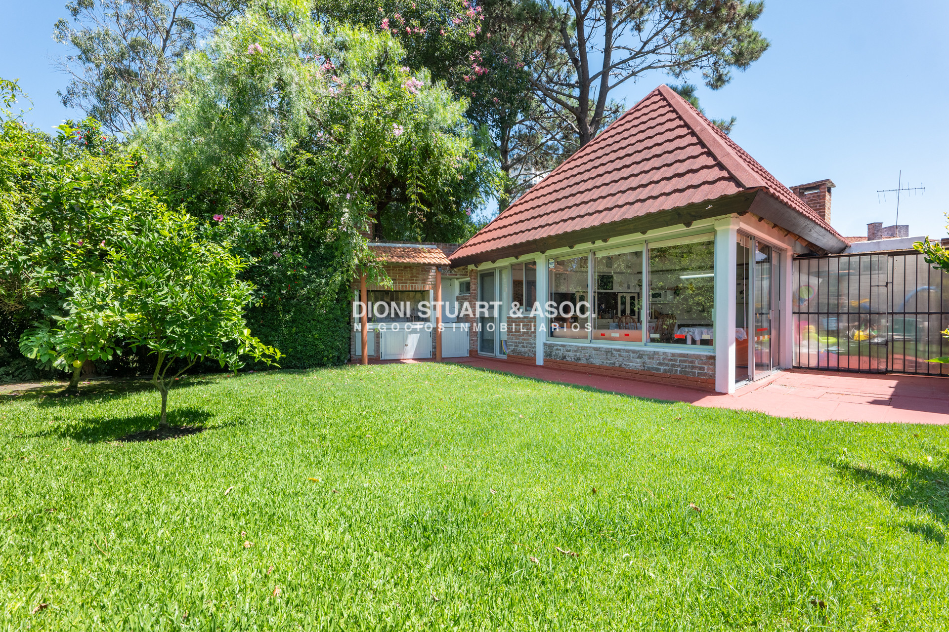 Casa ID.908 - CASA EN PLAYA MANSA - 5 DORMITORIOS - 5 BAÑOS - RECICLADA - CON PISCINA
