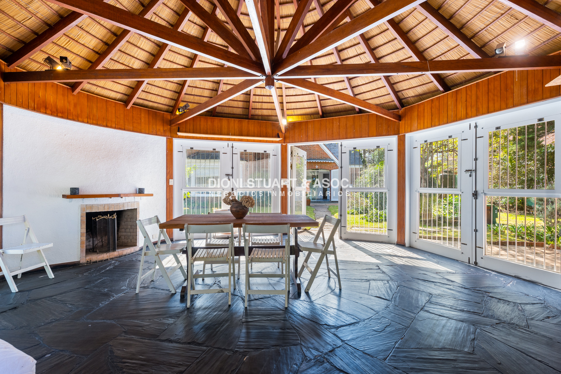 Casa ID.766 - CASA EN VENTA EN PLAYA MANSA CON PISCINA EXCELENTE CONSTRUCCIÓN