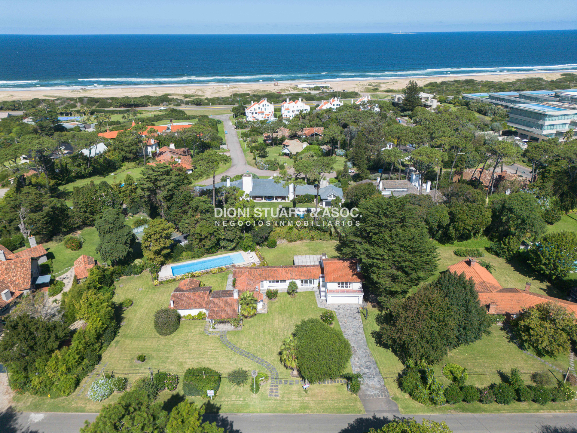 Casa ID.930 - CASA EN VENTA EN SAN RAFAEL CERCA DEL MAR 5 DORMITORIOS + DEPENDENCIA CON PISCINA - ARQ. RAVAZZANI