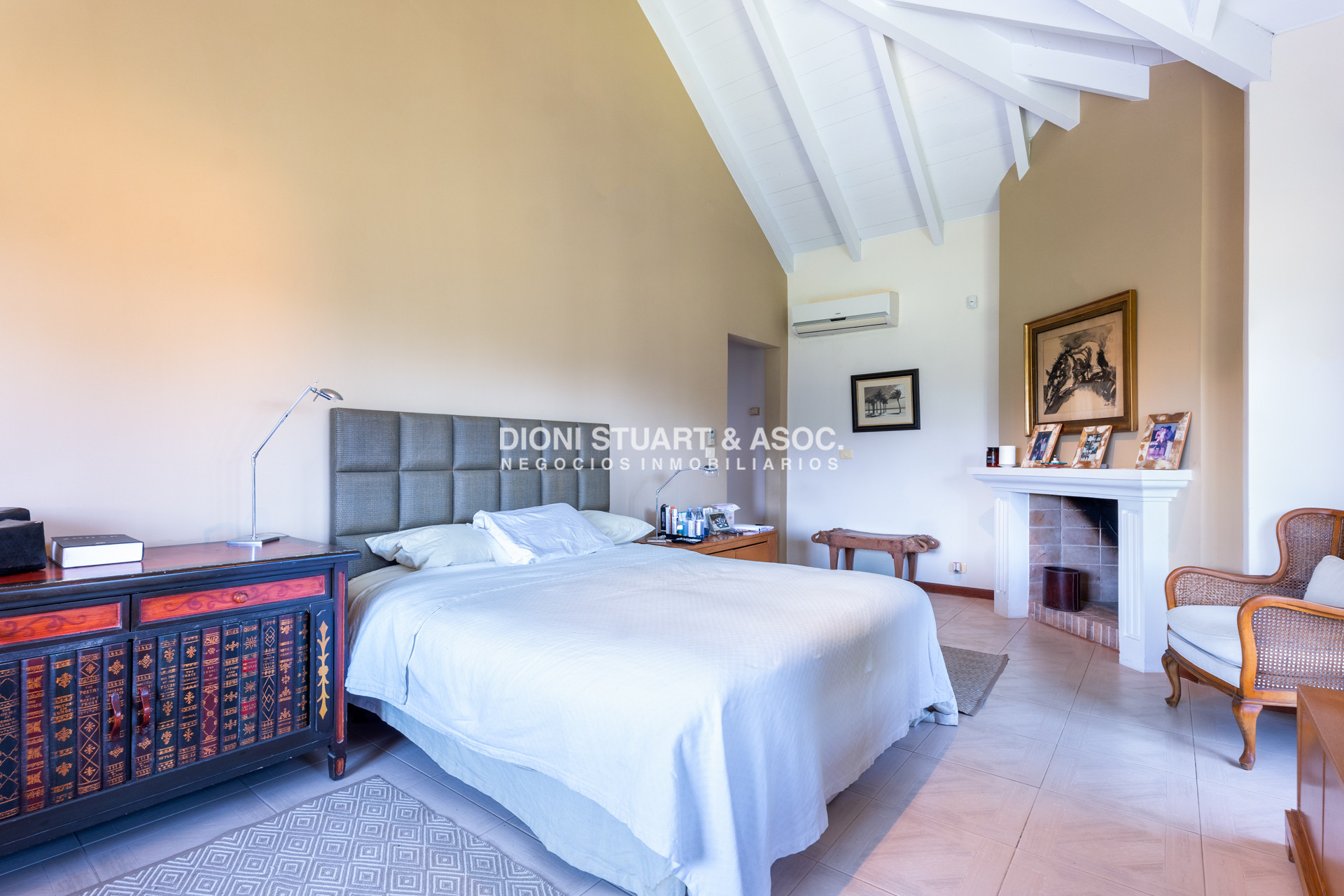 Casa ID.901 - CASA EN VENTA EN  EL GOLF CON 4 DORMITORIOS EN SUITE + DEP. - BARBACOA Y SAUNA - INCREIBLE