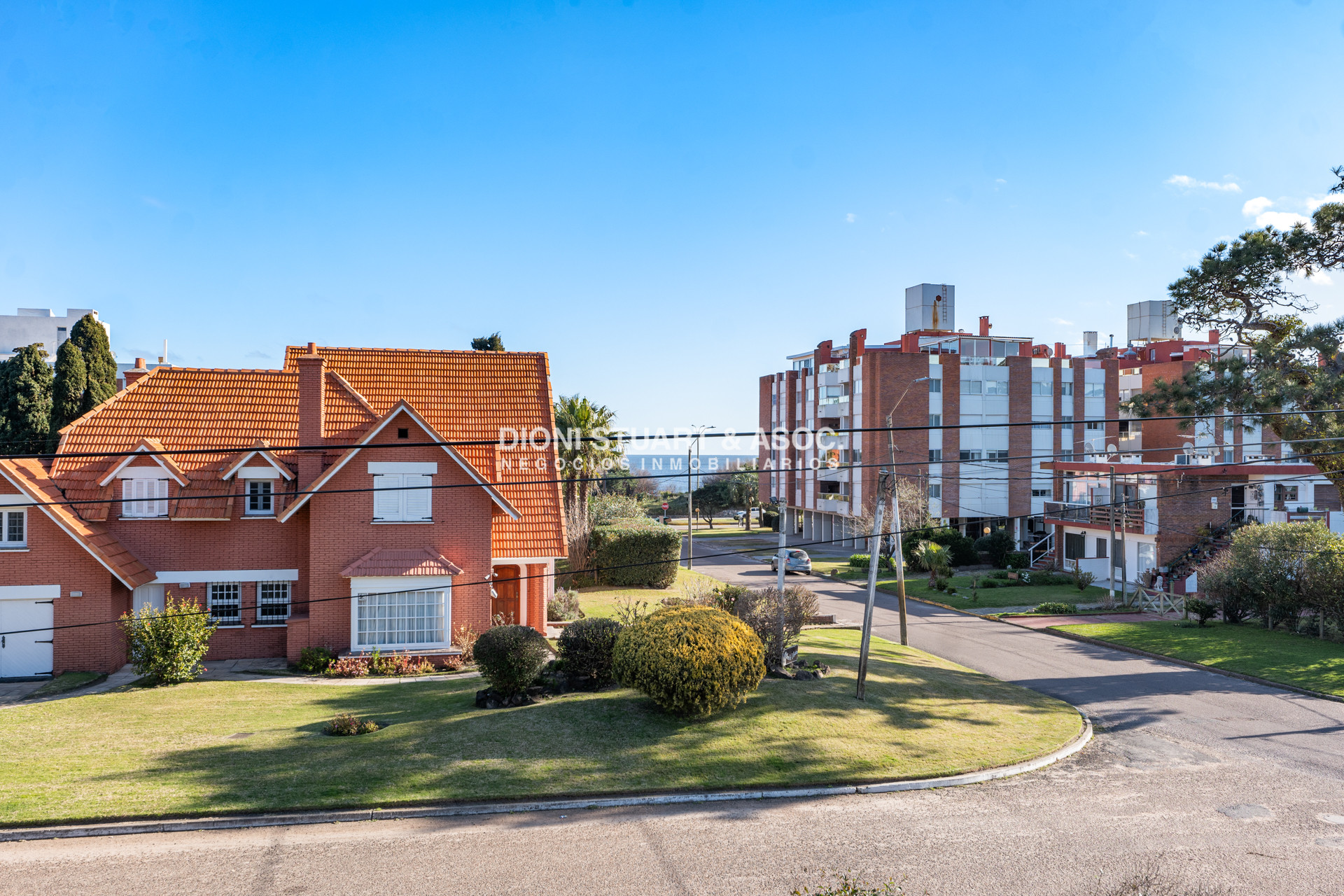 Casa ID.1057 - VENTA CASA 7 DORMITORIOS PLAYA MANSA A 1 CUADRA DEL MAR