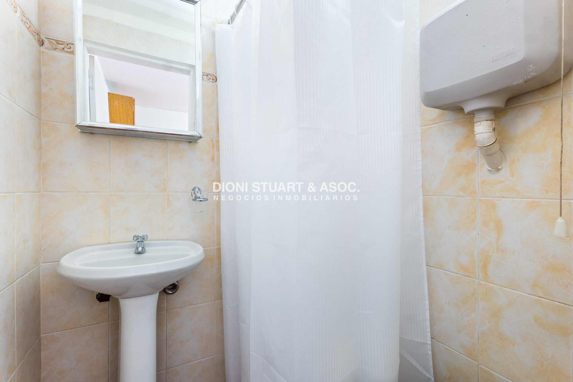 Casa ID.785 - CASA EN VENTA DE 5 DORMITORIOS CERCA DEL SHOPPING