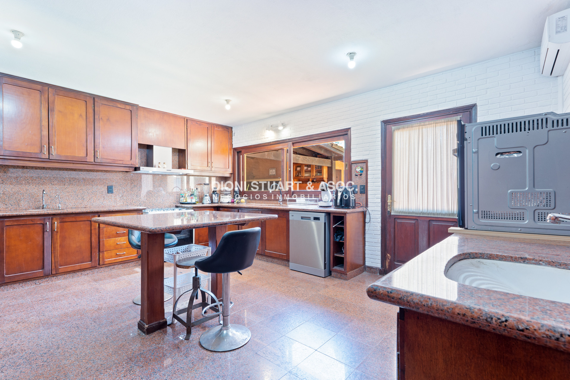 Casa ID.614 - CASA EN PINARES EN VENTA 5 DORMITORIOS EN SUITE CON PISCINA