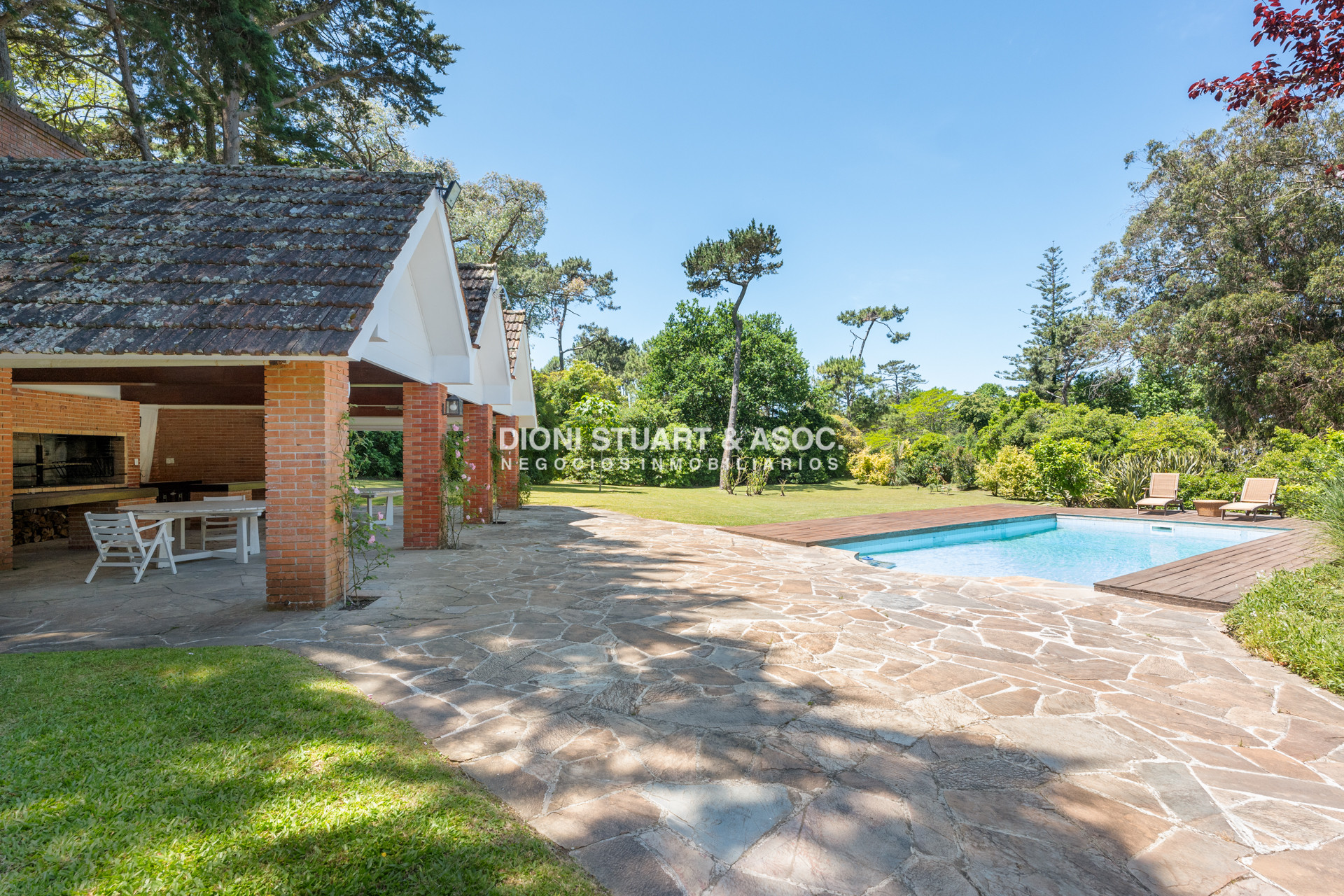 Casa ID.858 - Gran Casa en el Golf - 5 Dorm y Dep. - ARQ. ARTURO DUBOURG