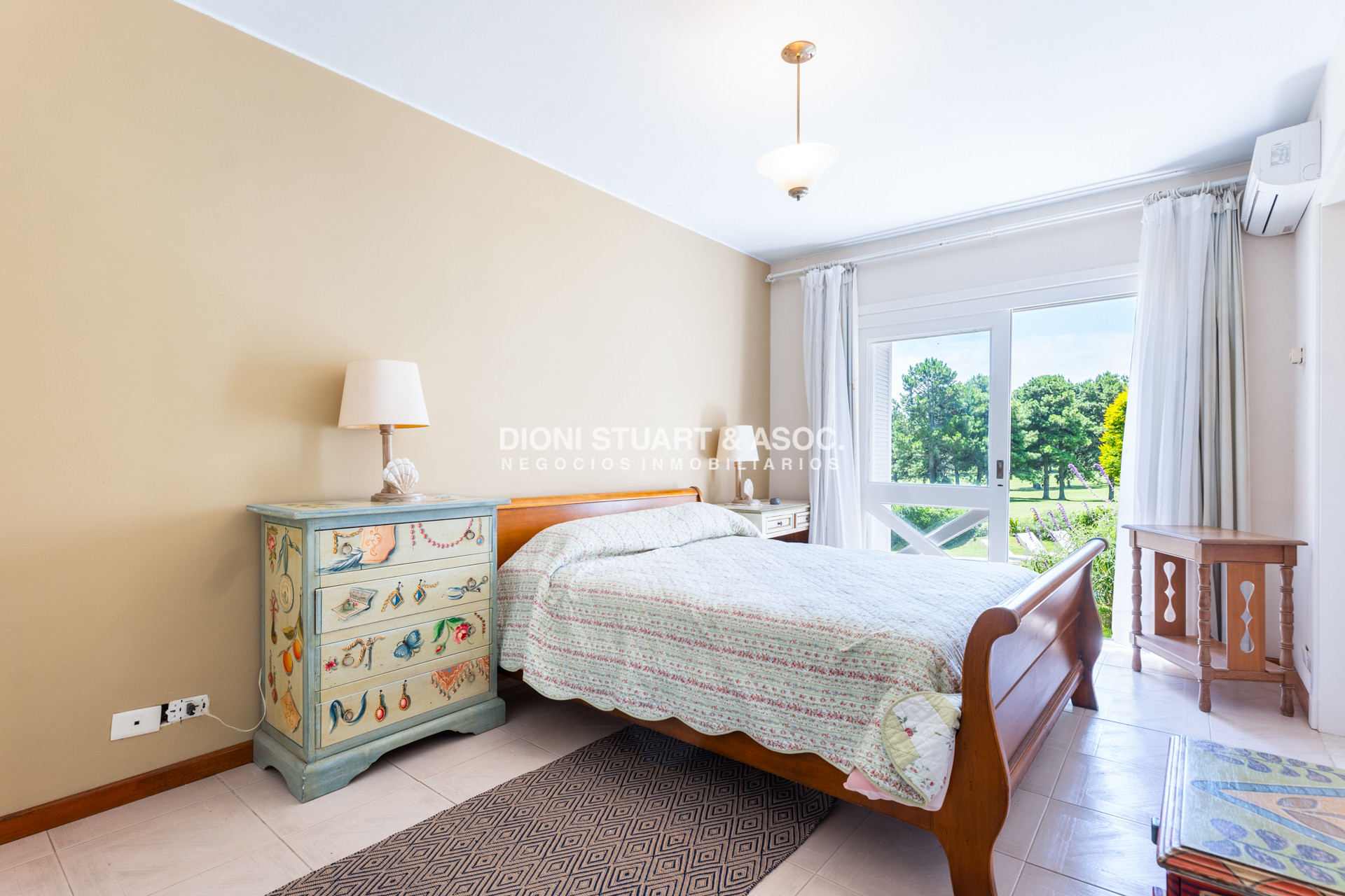 Casa ID.901 - CASA EN VENTA EN  EL GOLF CON 4 DORMITORIOS EN SUITE + DEP. - BARBACOA Y SAUNA - INCREIBLE