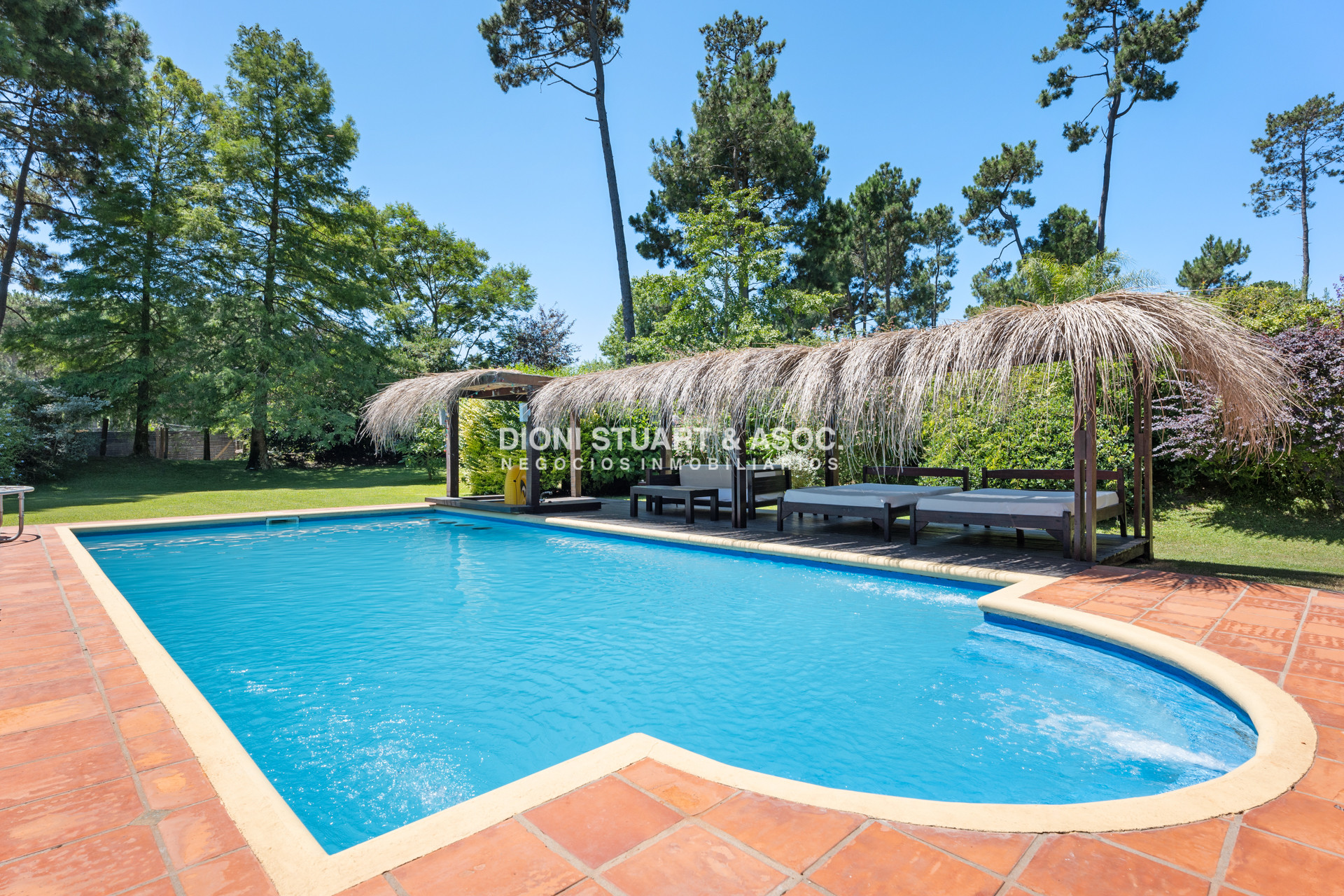 Casa ID.614 - CASA EN PINARES EN VENTA 5 DORMITORIOS EN SUITE CON PISCINA