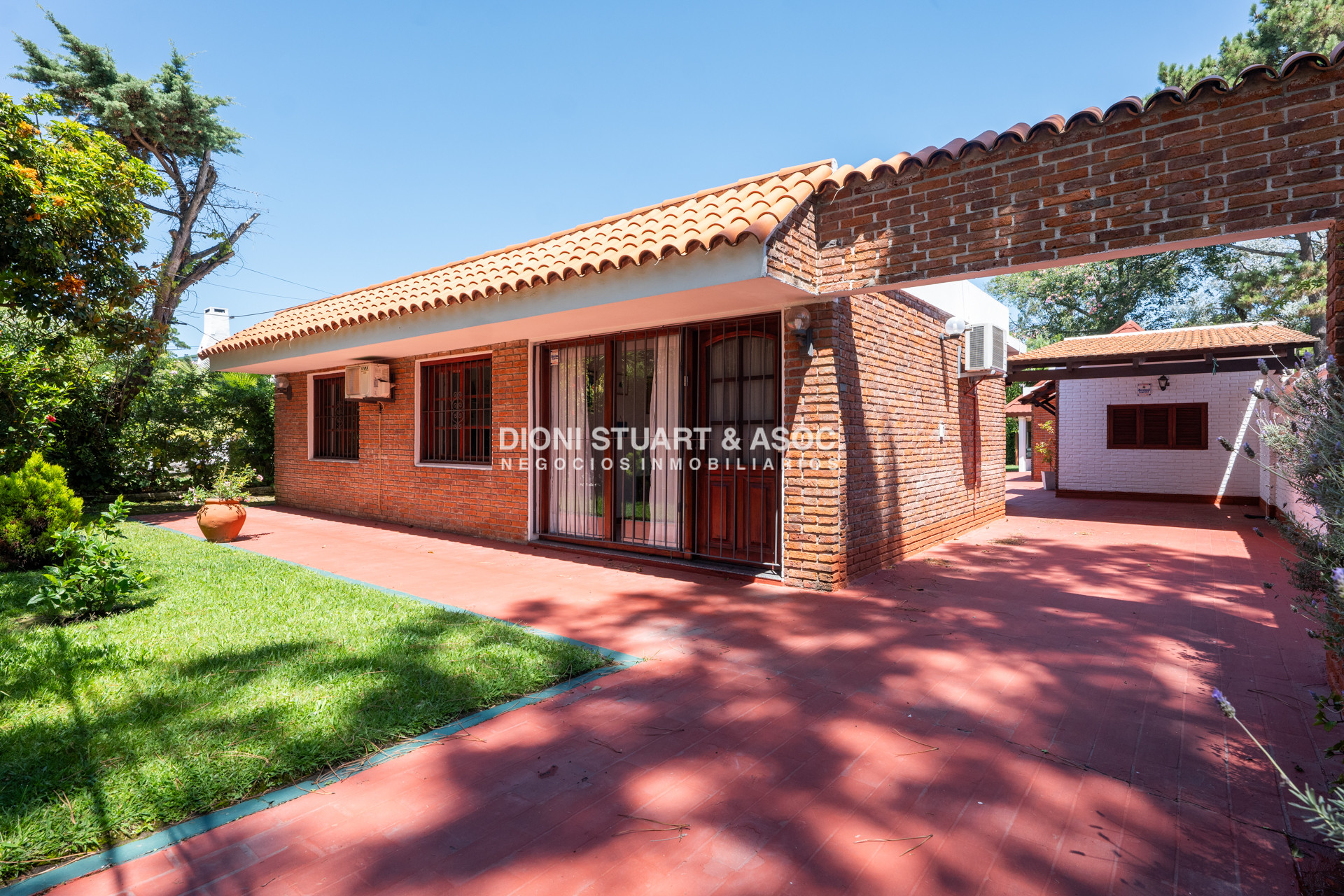 Casa ID.908 - CASA EN PLAYA MANSA - 5 DORMITORIOS - 5 BAÑOS - RECICLADA - CON PISCINA