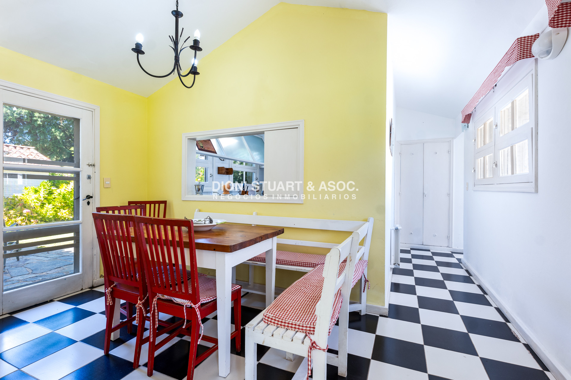 Casa ID.930 - CASA EN VENTA EN SAN RAFAEL CERCA DEL MAR 5 DORMITORIOS + DEPENDENCIA CON PISCINA - ARQ. RAVAZZANI