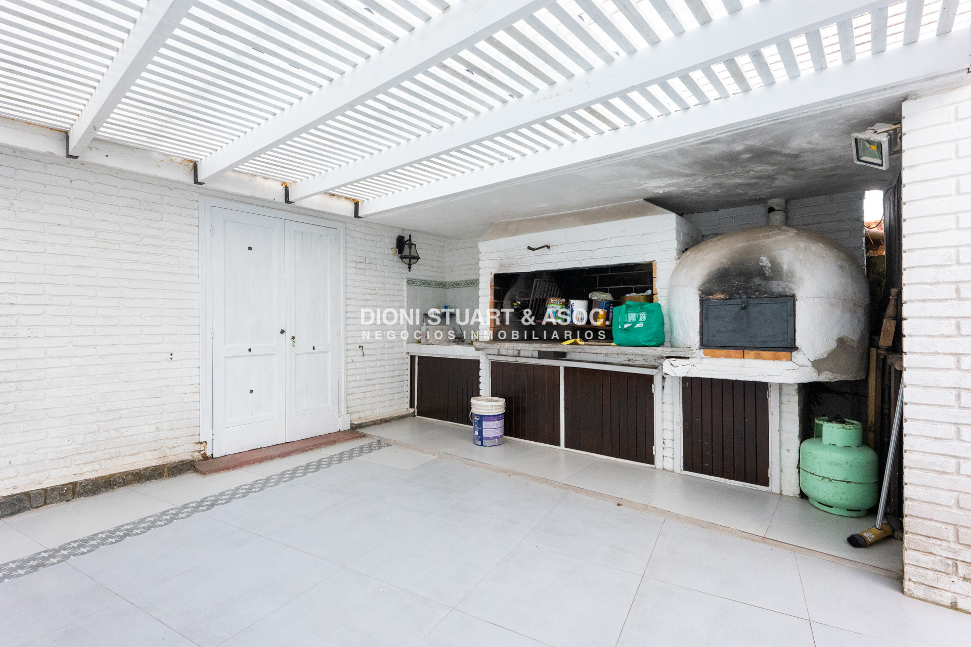 Casa ID.828 - CASA EN ALQUILER CON 5 DORMITORIOS FRENTE AL MAR CON PISCINA - IMPONENTE