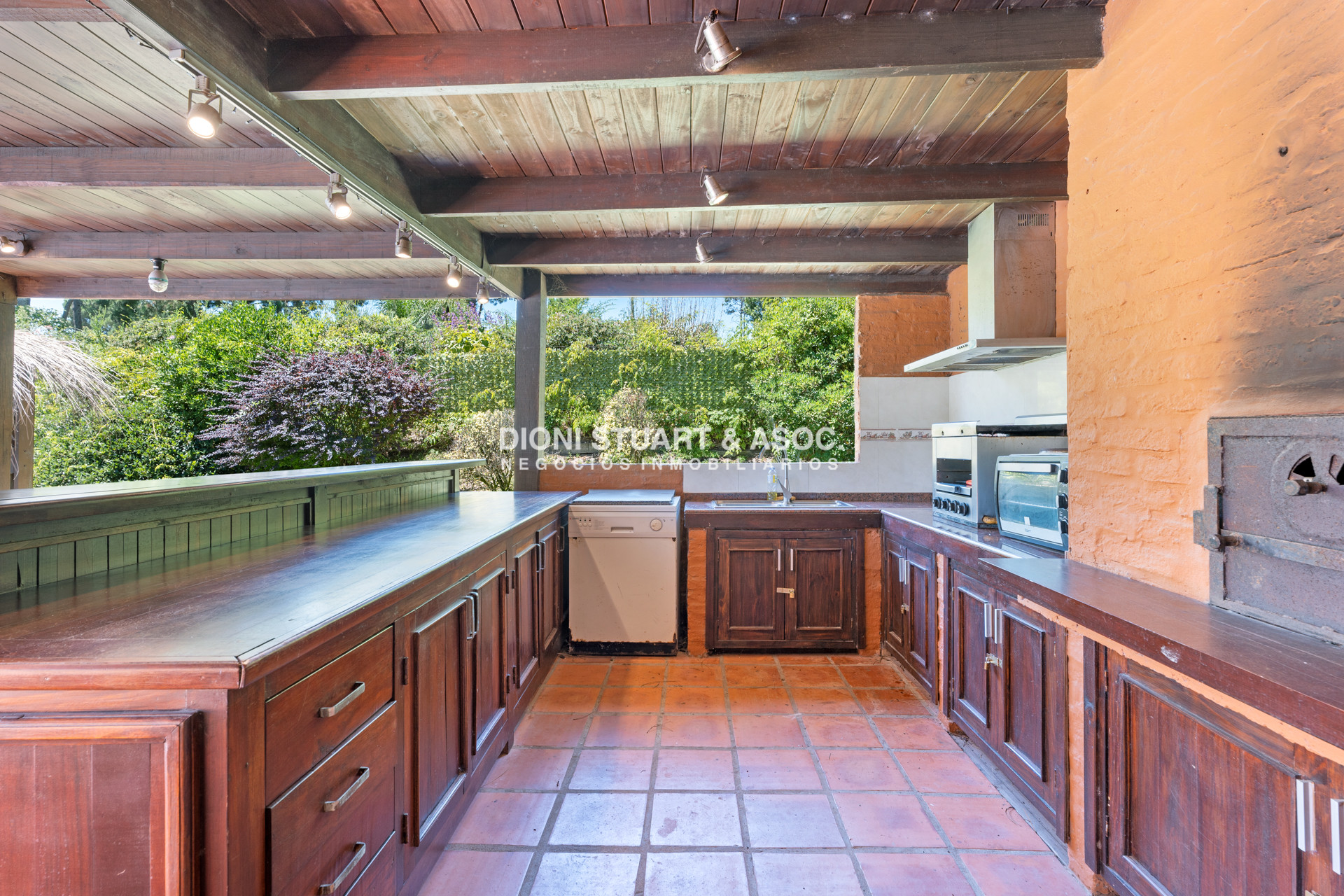 Casa ID.614 - CASA EN PINARES EN VENTA 5 DORMITORIOS EN SUITE CON PISCINA