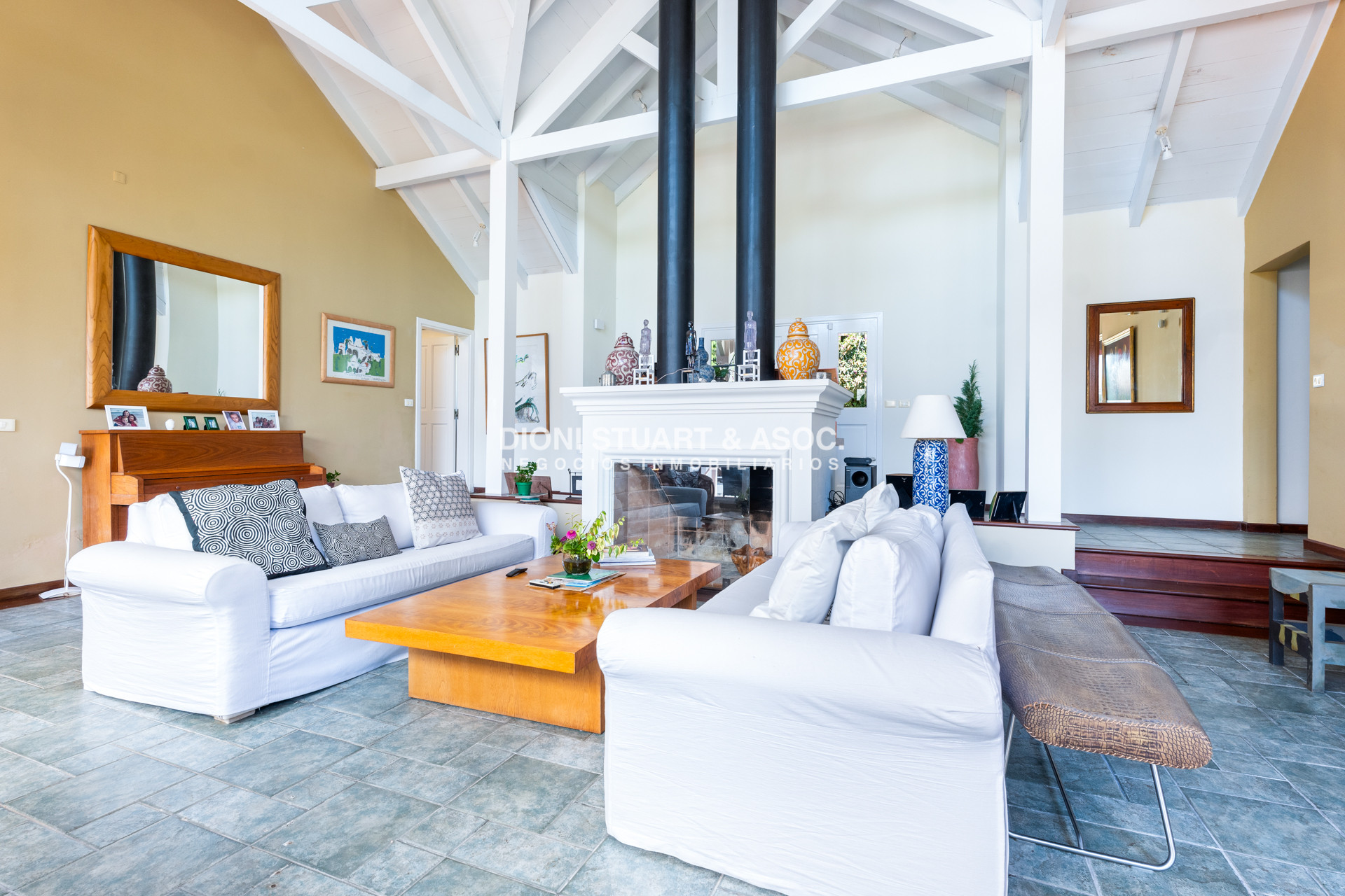 Casa ID.901 - CASA EN VENTA EN  EL GOLF CON 4 DORMITORIOS EN SUITE + DEP. - BARBACOA Y SAUNA - INCREIBLE