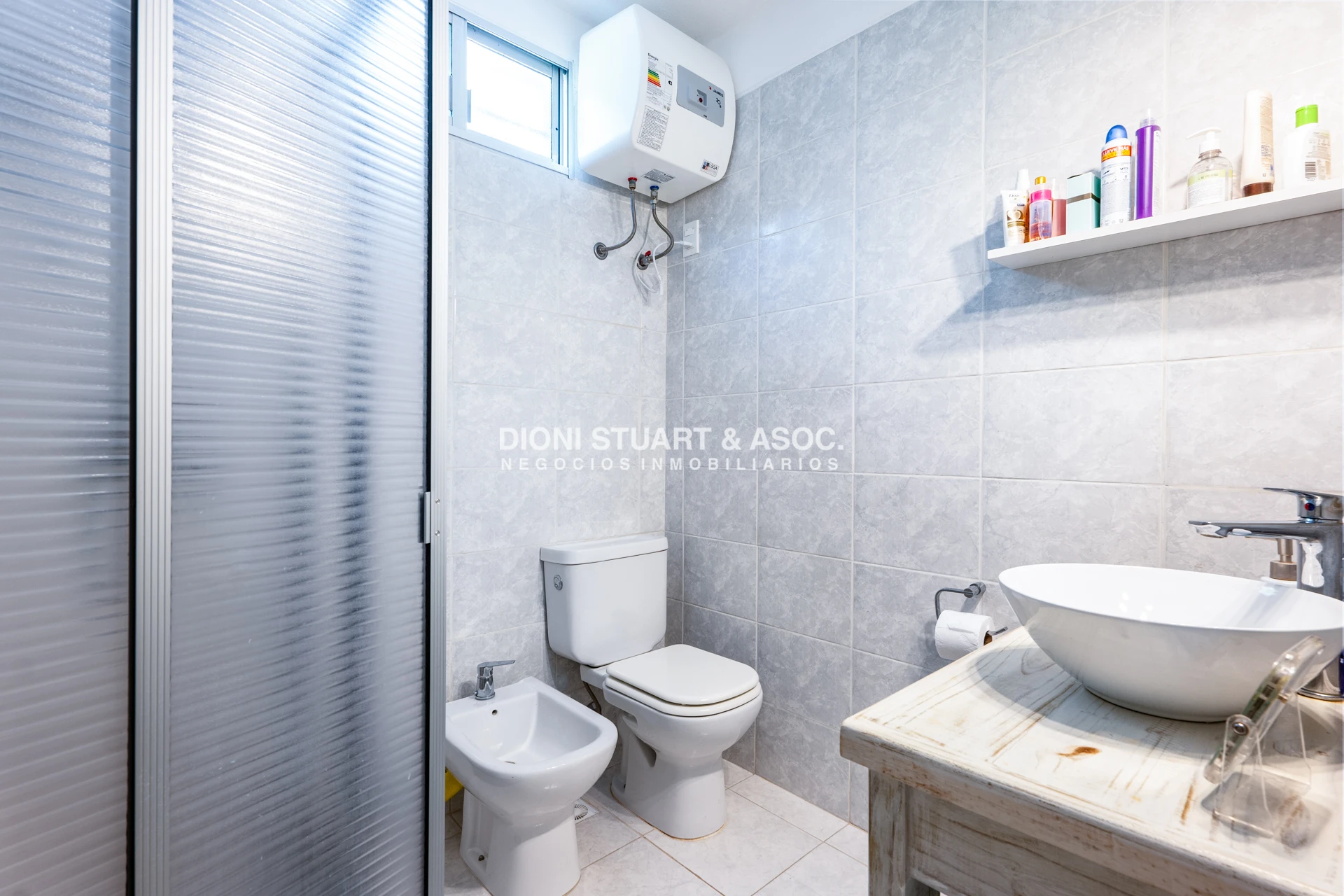 Casa ID.908 - CASA EN VENTA EN PLAYA MANSA CON 5 DORMITORIOS - RECICLADA - CON PISCINA