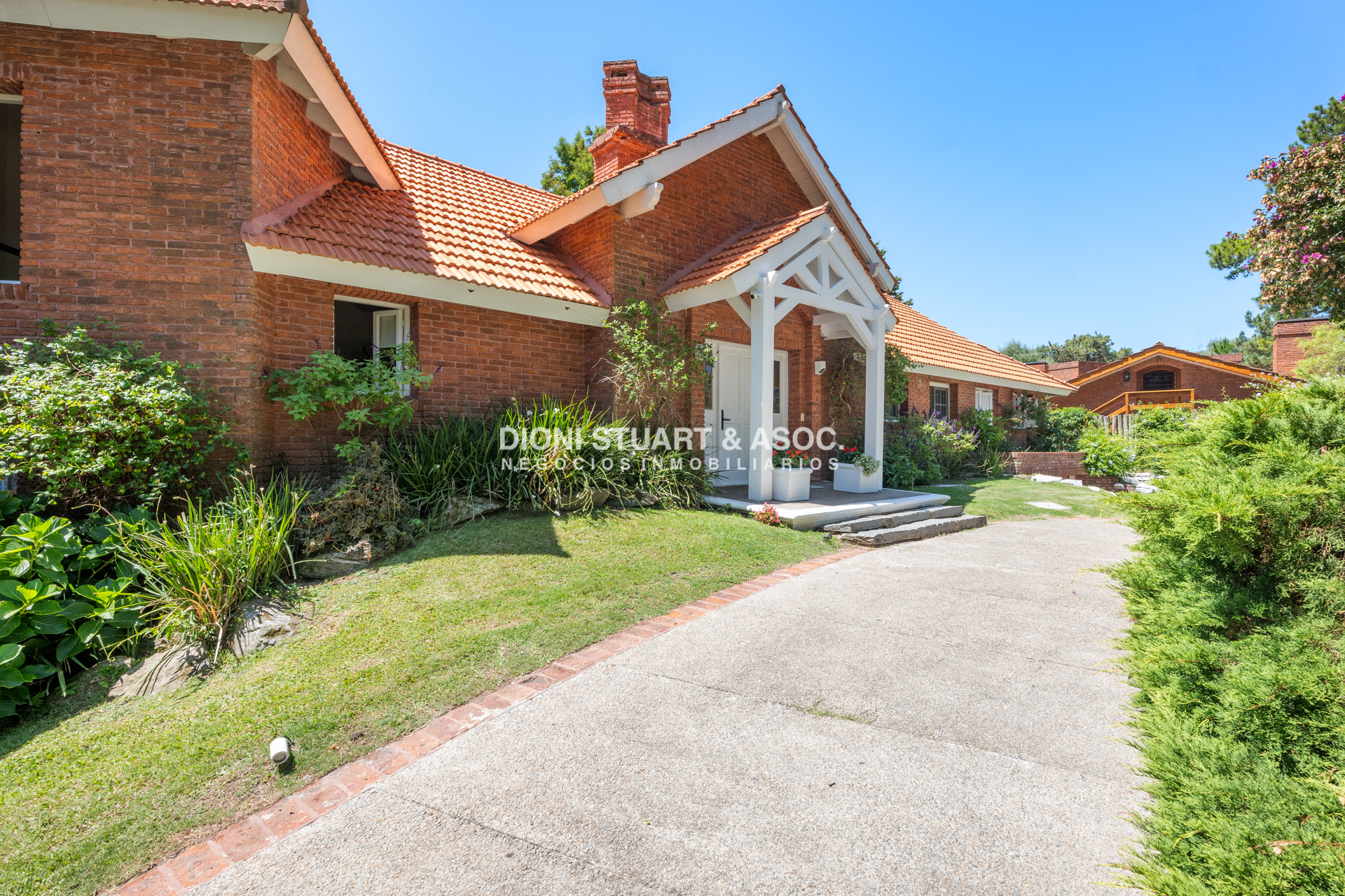 Casa ID.901 - CASA EN VENTA EN  EL GOLF CON 4 DORMITORIOS EN SUITE + DEP. - BARBACOA Y SAUNA - INCREIBLE