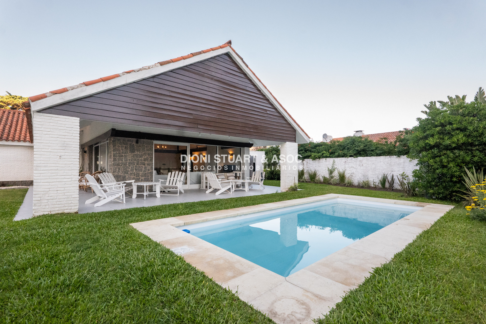Casa ID.828 - CASA EN ALQUILER CON 5 DORMITORIOS FRENTE AL MAR CON PISCINA - IMPONENTE