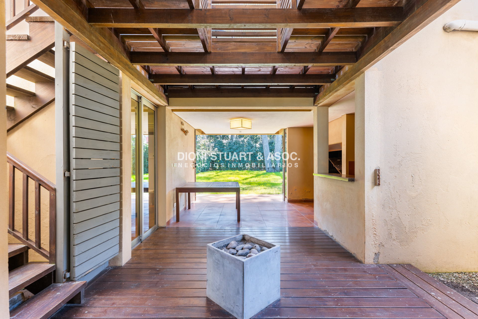 Casa ID.762 - CASA EN VENTA EN MONTOYA CERCA DEL MAR CON 5 DORMITORIOS - LA BARRA
