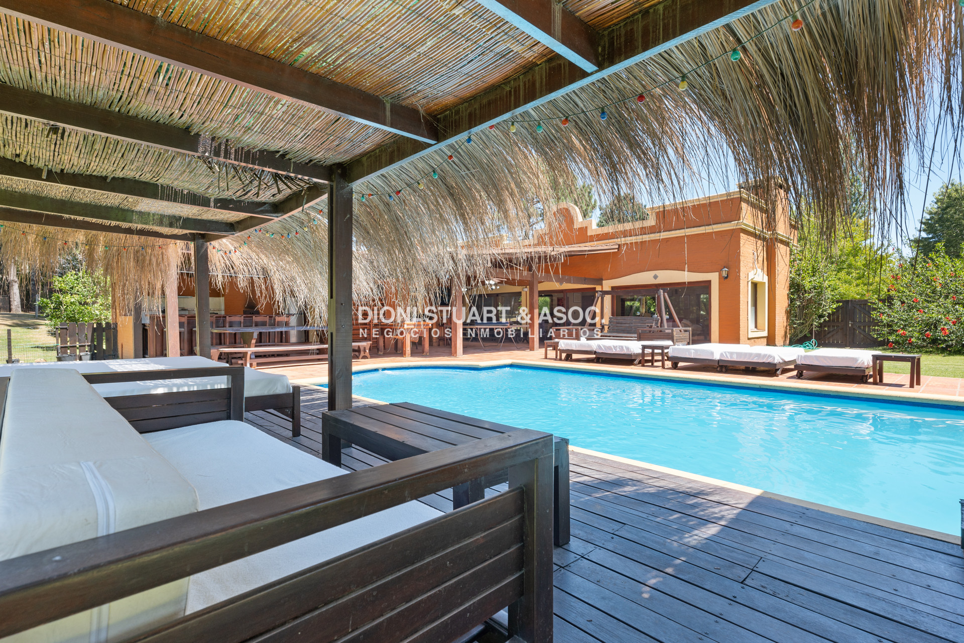 Casa ID.614 - CASA EN PINARES EN VENTA 5 DORMITORIOS EN SUITE CON PISCINA
