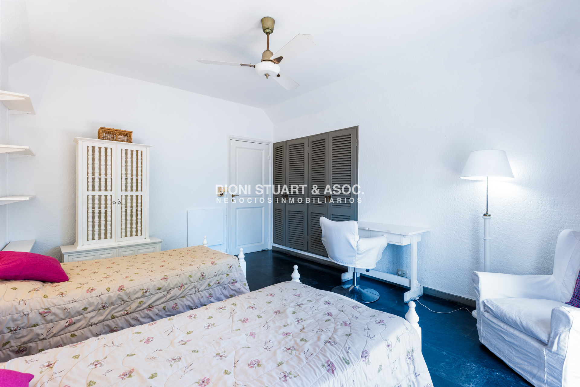 Casa ID.766 - CASA EN VENTA EN PLAYA MANSA CON PISCINA EXCELENTE CONSTRUCCIÓN
