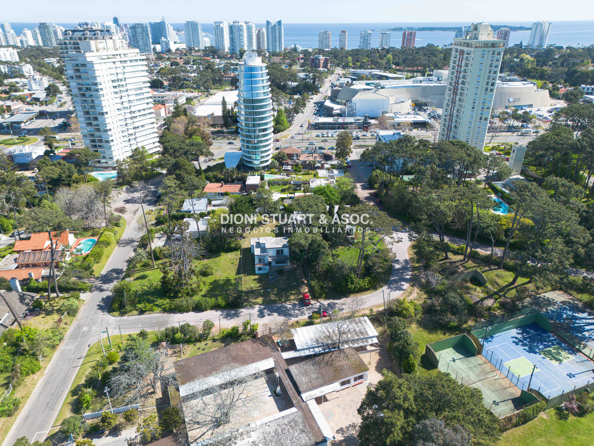 Casa ID.785 - CASA EN VENTA DE 5 DORMITORIOS CERCA DEL SHOPPING