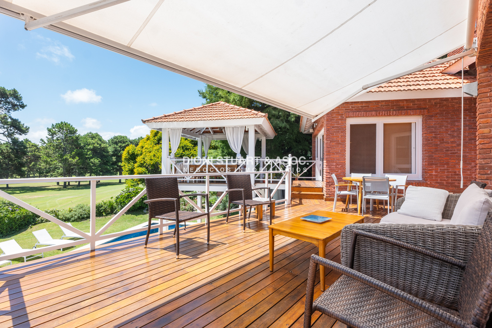 Casa ID.901 - CASA EN VENTA EN  EL GOLF CON 4 DORMITORIOS EN SUITE + DEP. - BARBACOA Y SAUNA - INCREIBLE