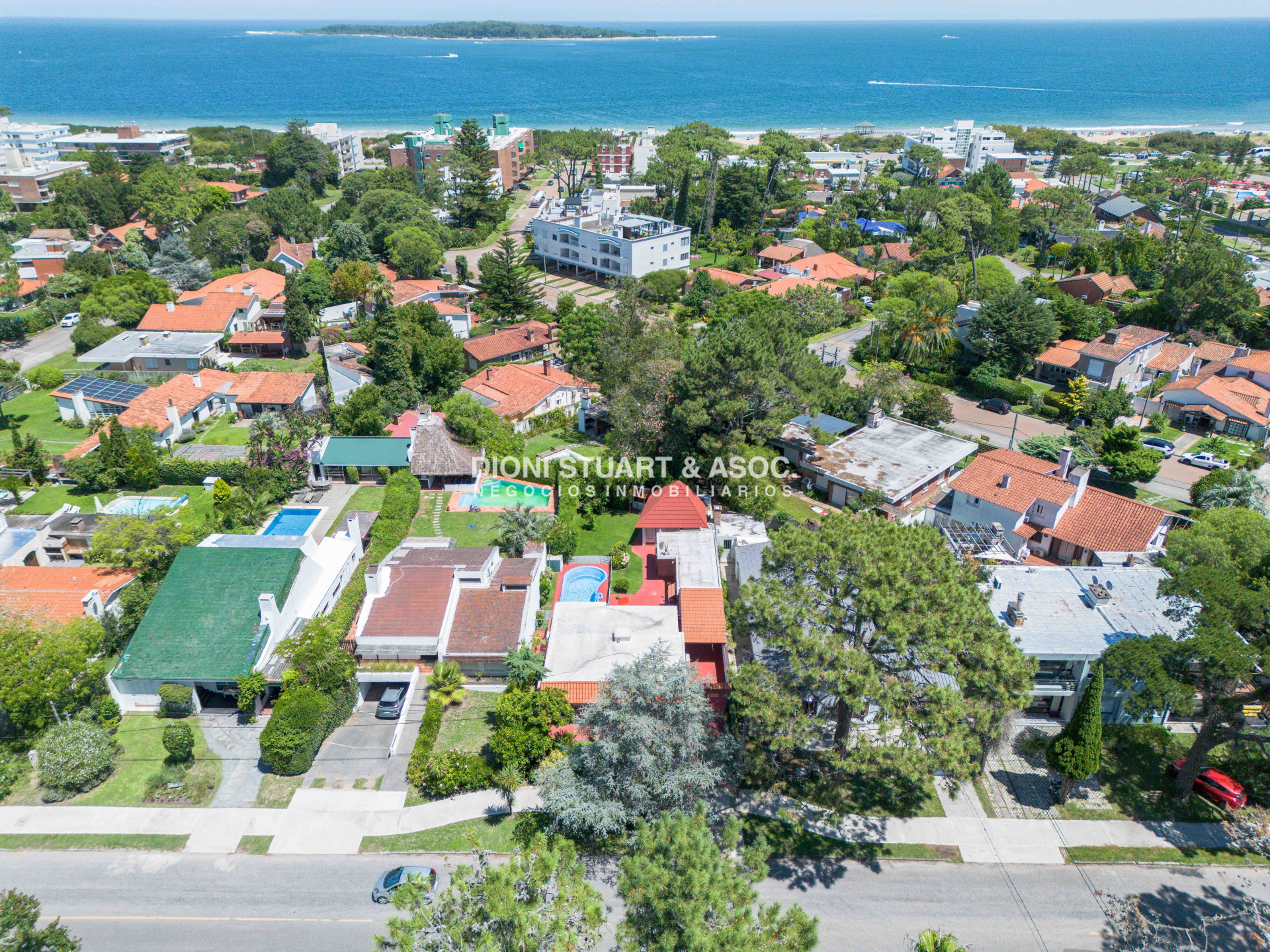 Casa ID.908 - CASA EN PLAYA MANSA - 5 DORMITORIOS - 5 BAÑOS - RECICLADA - CON PISCINA