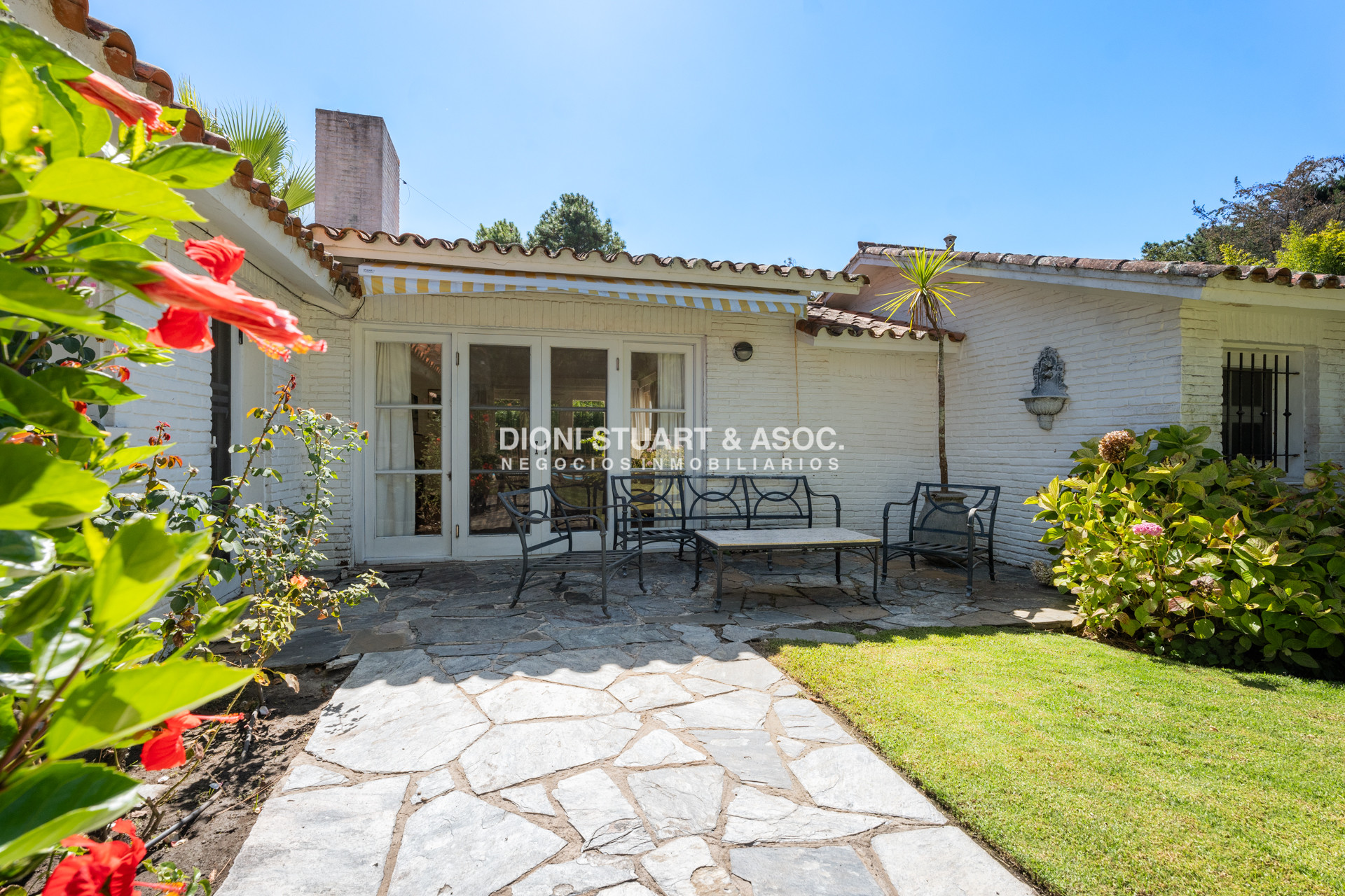 Casa ID.930 - CASA EN VENTA EN SAN RAFAEL CERCA DEL MAR 5 DORMITORIOS + DEPENDENCIA CON PISCINA - ARQ. RAVAZZANI
