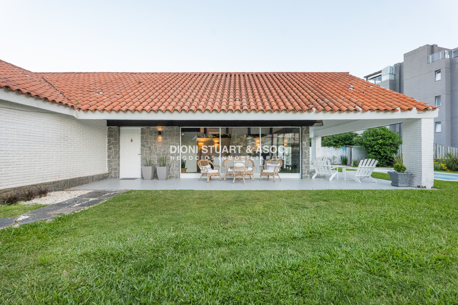 Casa ID.828 - CASA EN ALQUILER CON 5 DORMITORIOS FRENTE AL MAR CON PISCINA - IMPONENTE