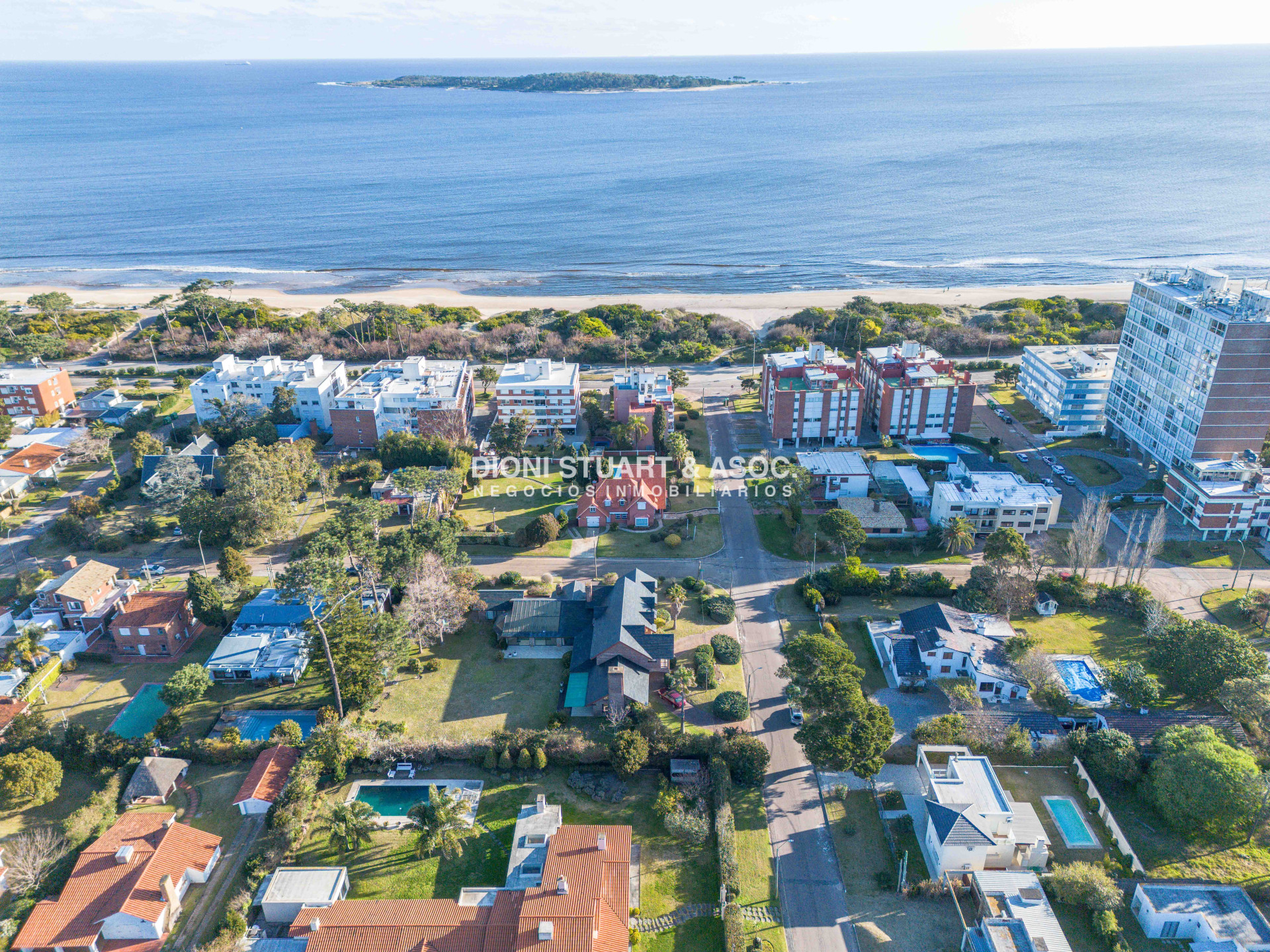 Casa ID.1057 - VENTA CASA 7 DORMITORIOS PLAYA MANSA A 1 CUADRA DEL MAR