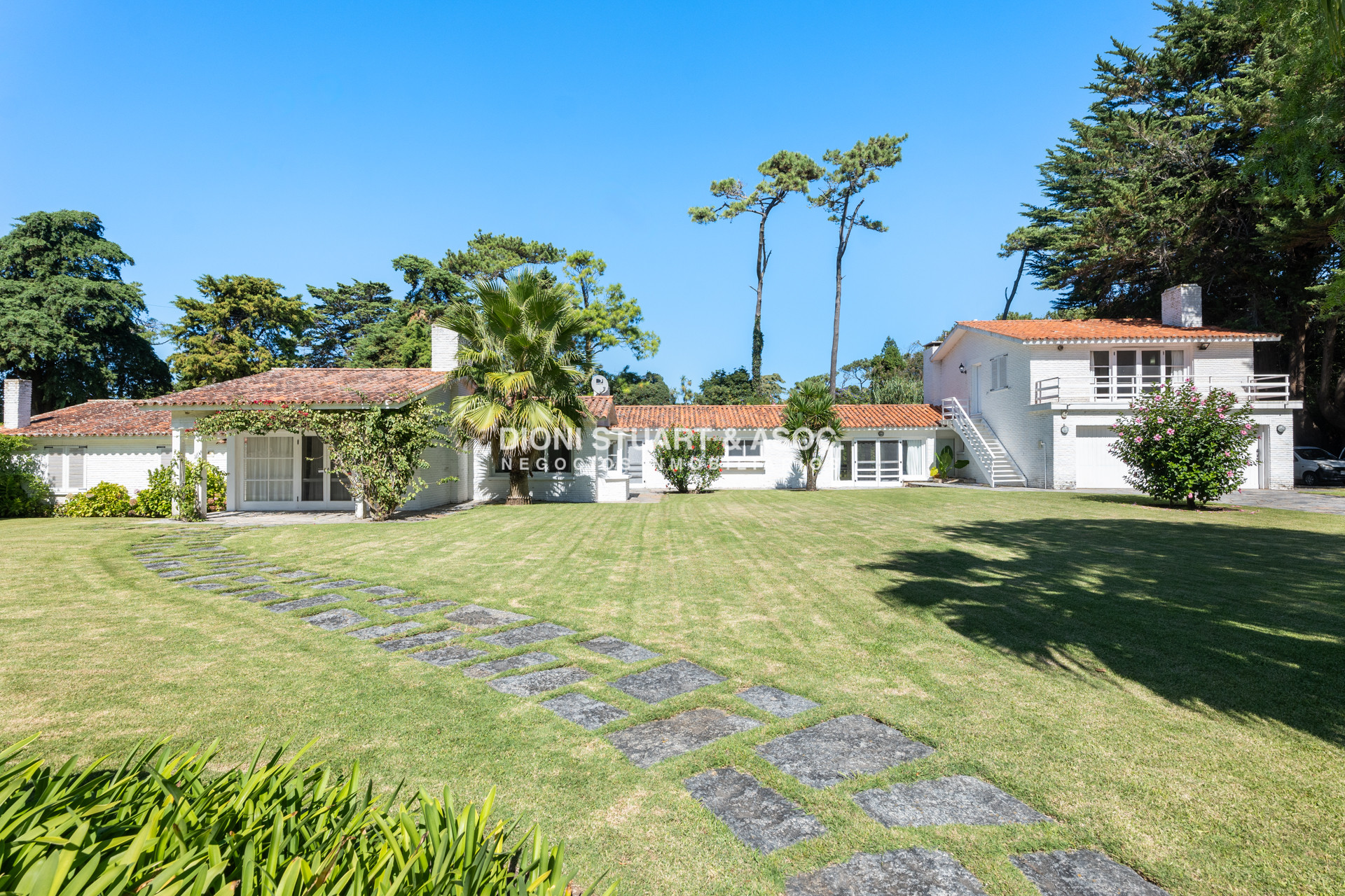 Casa ID.930 - CASA EN VENTA EN SAN RAFAEL CERCA DEL MAR 5 DORMITORIOS + DEPENDENCIA CON PISCINA - ARQ. RAVAZZANI