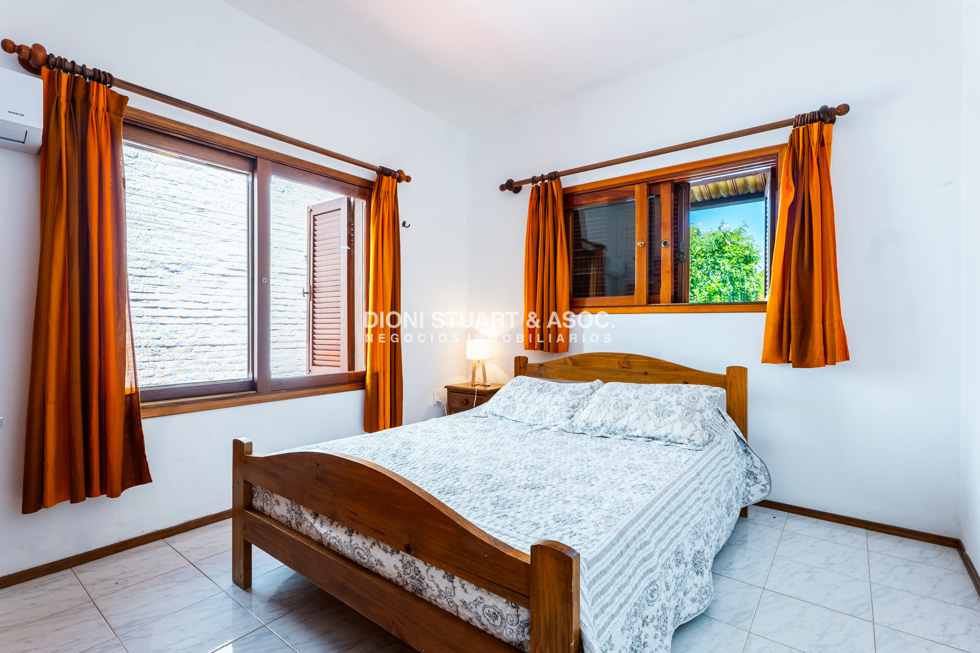 Casa ID.908 - CASA EN PLAYA MANSA - 5 DORMITORIOS - 5 BAÑOS - RECICLADA - CON PISCINA