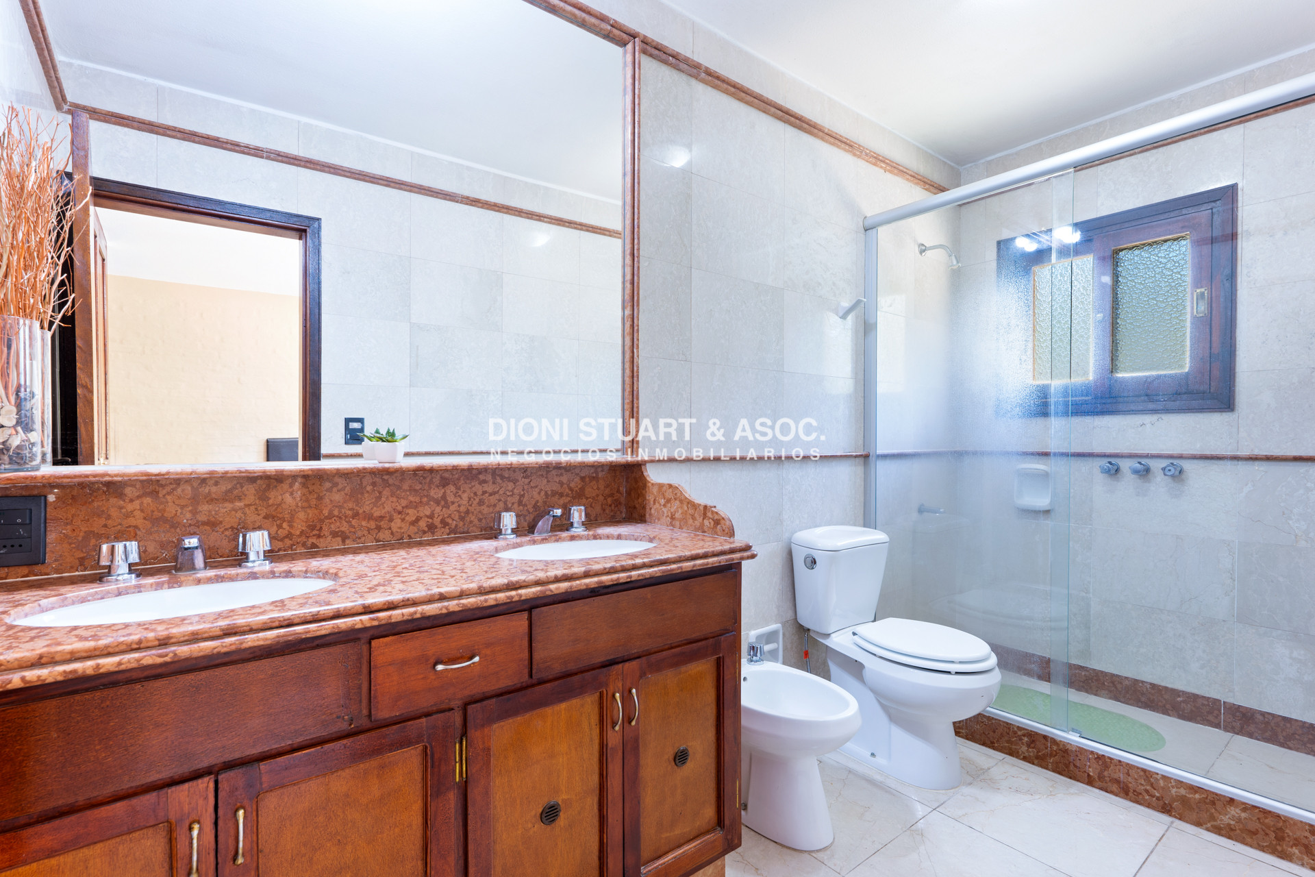 Casa ID.614 - CASA EN PINARES EN VENTA 5 DORMITORIOS EN SUITE CON PISCINA