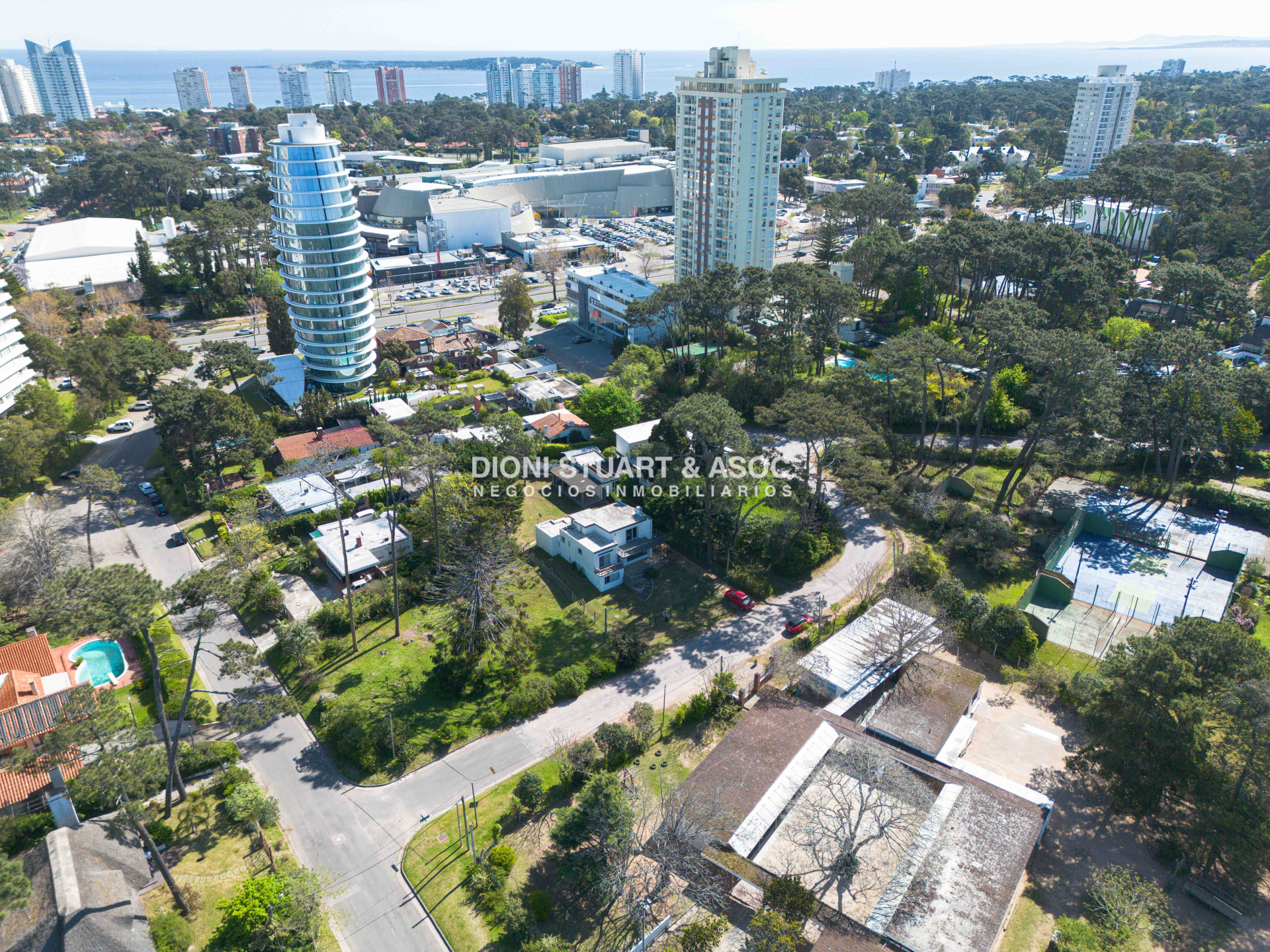 Casa ID.785 - CASA EN VENTA DE 5 DORMITORIOS CERCA DEL SHOPPING