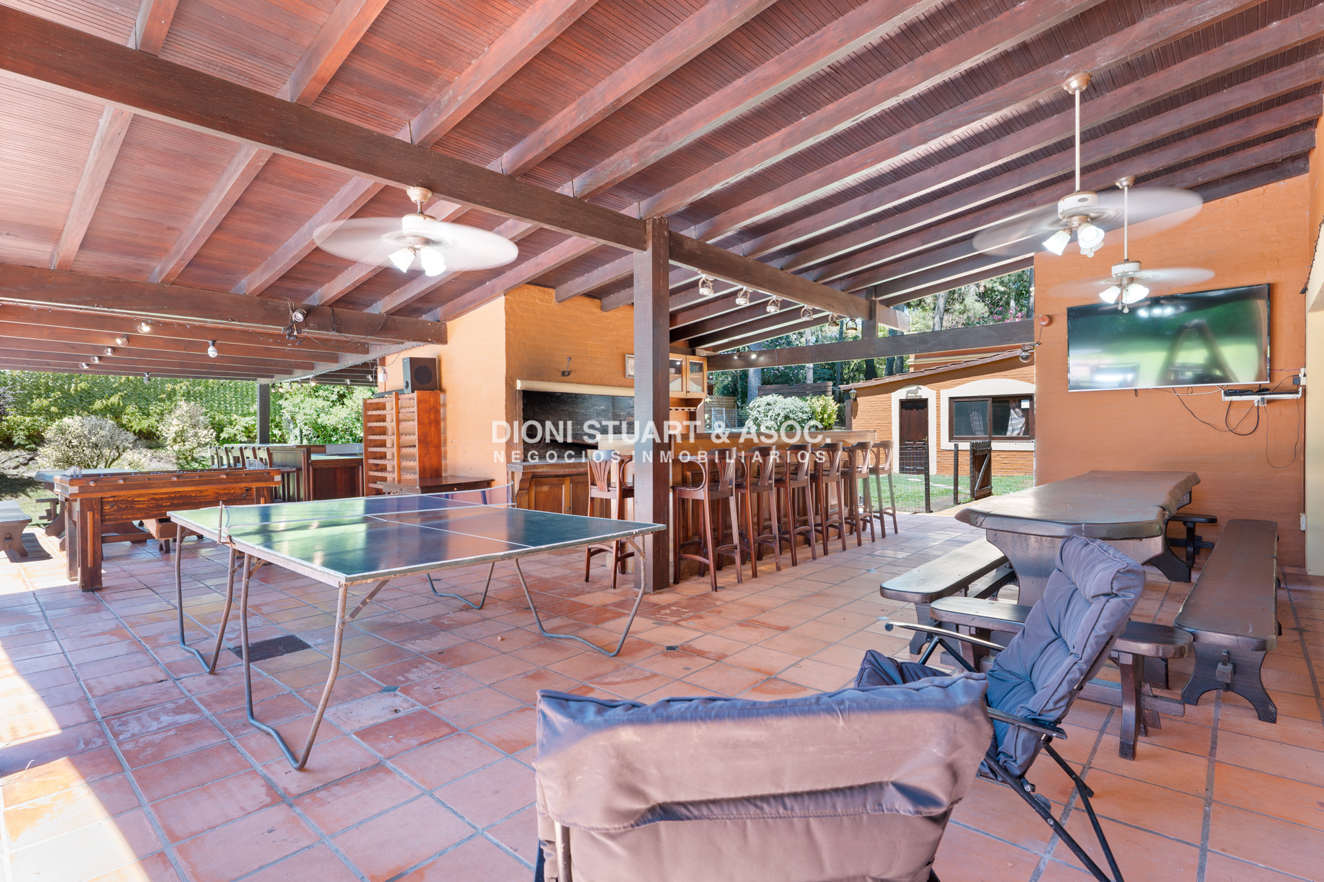 Casa ID.614 - CASA EN PINARES EN VENTA 5 DORMITORIOS EN SUITE CON PISCINA