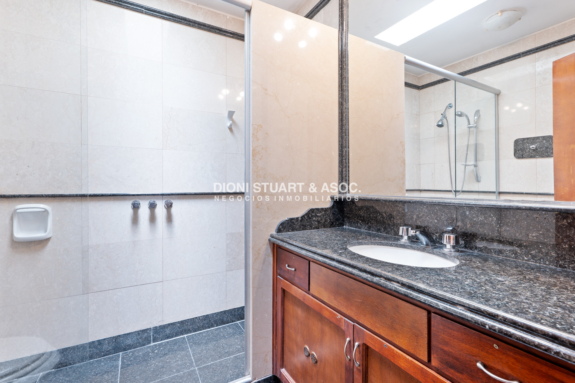 Casa ID.614 - CASA EN PINARES EN VENTA 5 DORMITORIOS EN SUITE CON PISCINA
